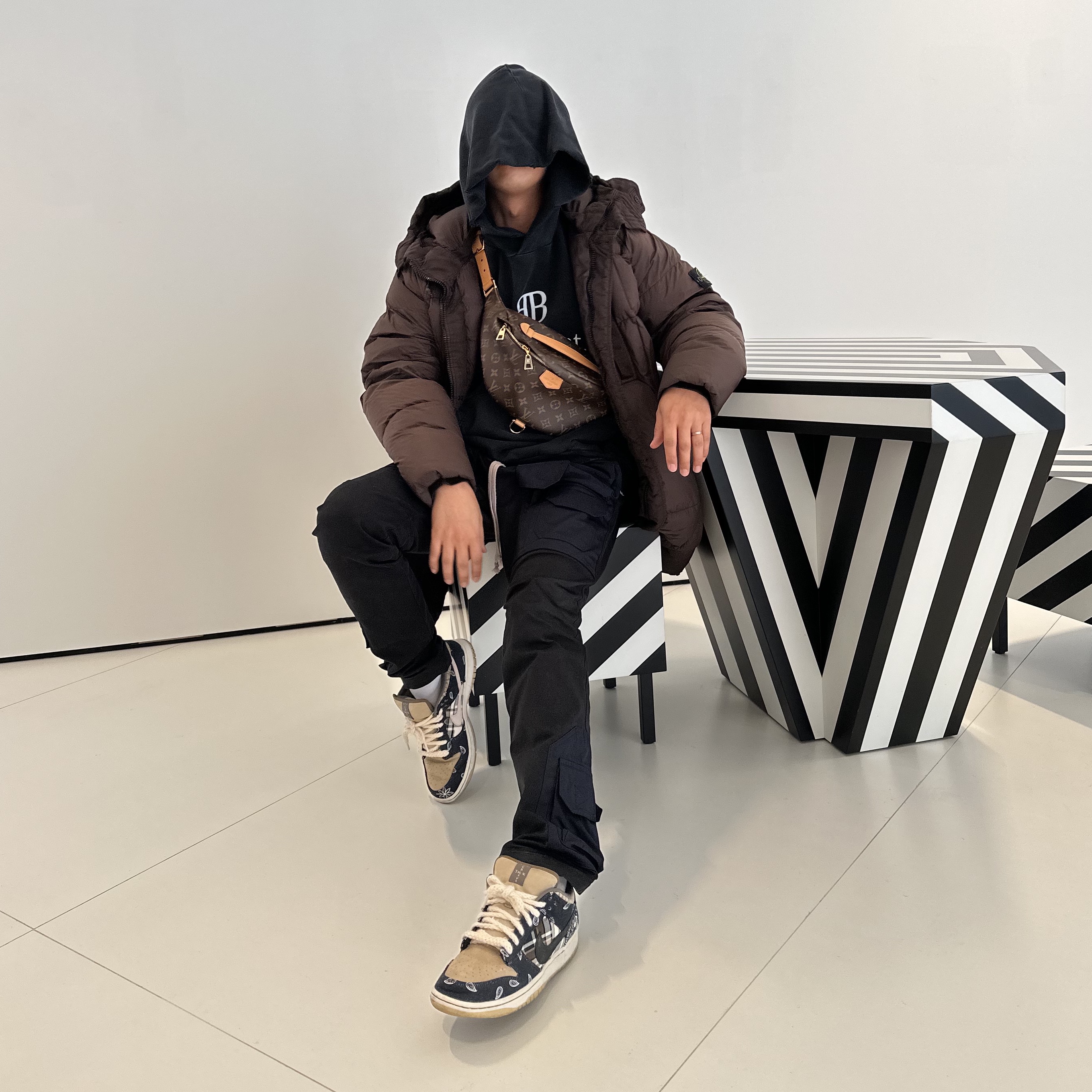 Louis Vuitton Bumbag Monogram, Nike x Travis Scott SB Dunk Low 착용 스타일