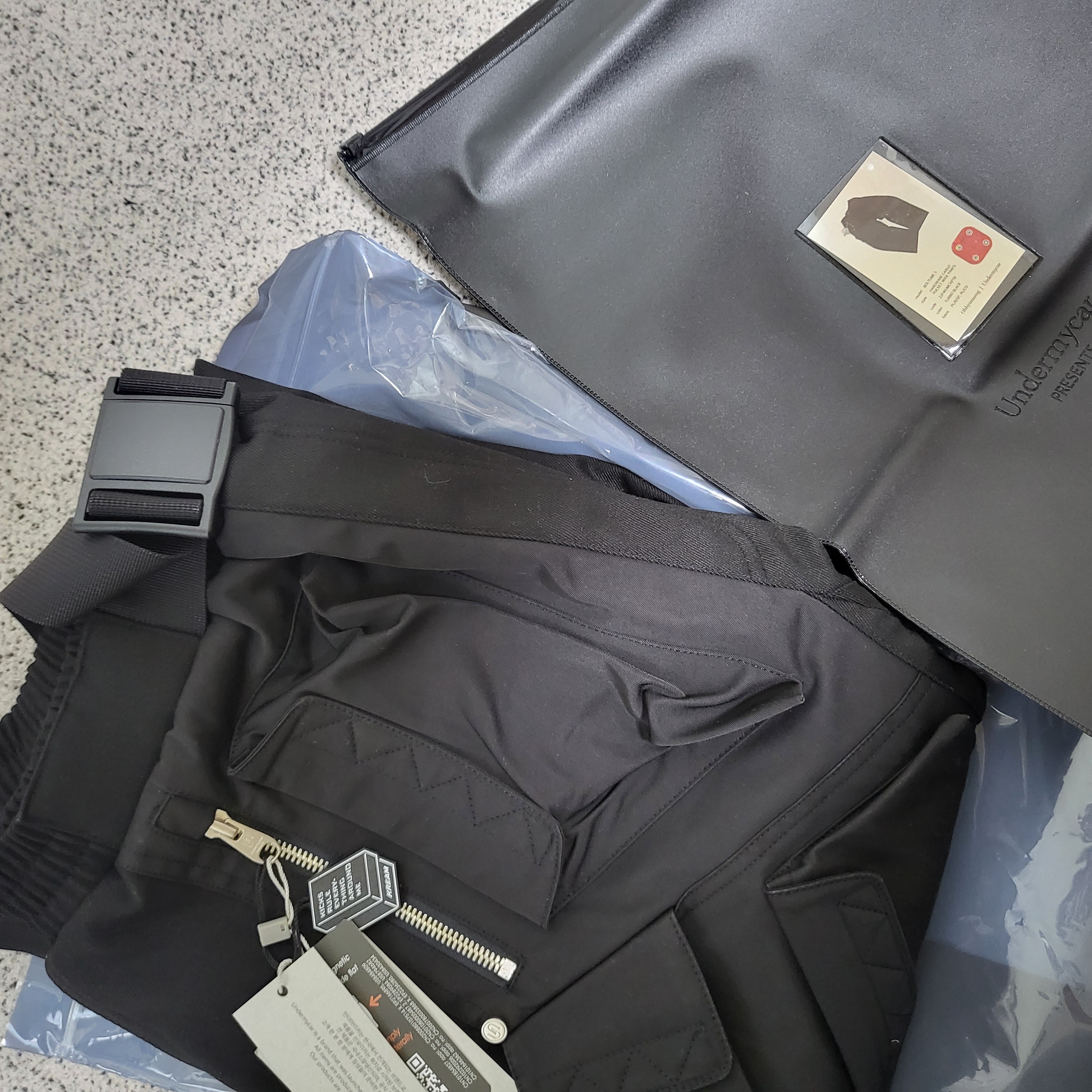 Undermycar x Ohhyunseog Boltume.5 Hardware Cargo Pocket Wide Pants Turbo Black - 22FW 착용 스타일