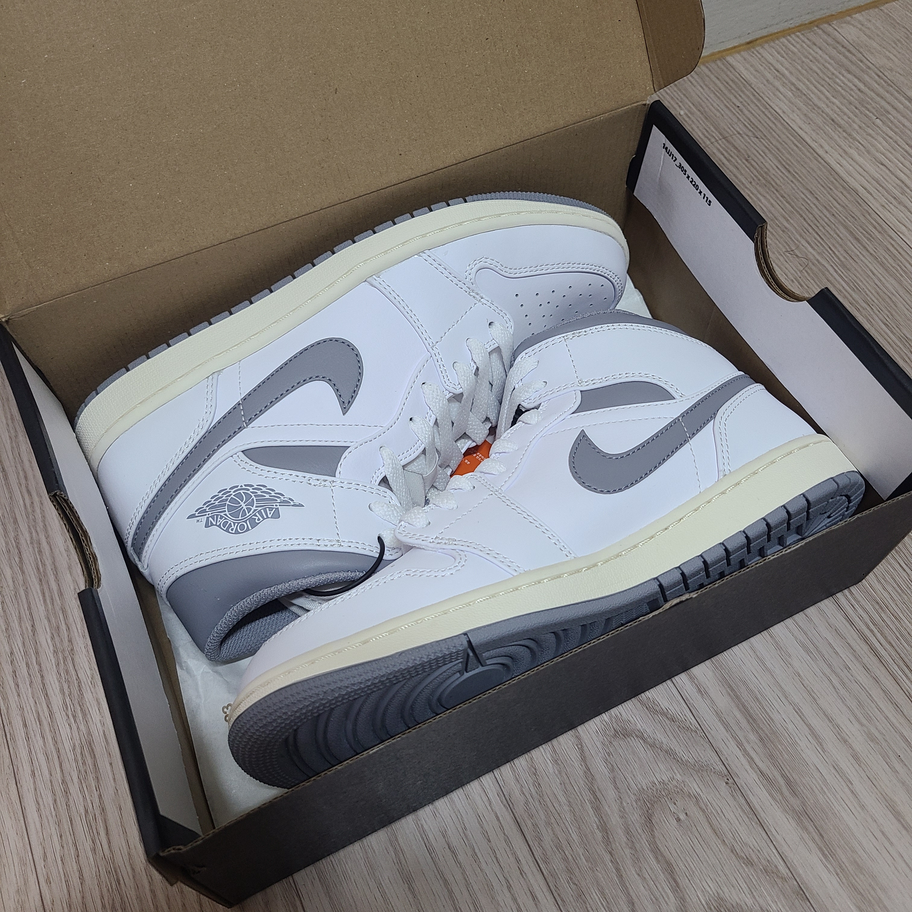 Jordan 1 Mid White Stealth 착용 스타일 - 5
