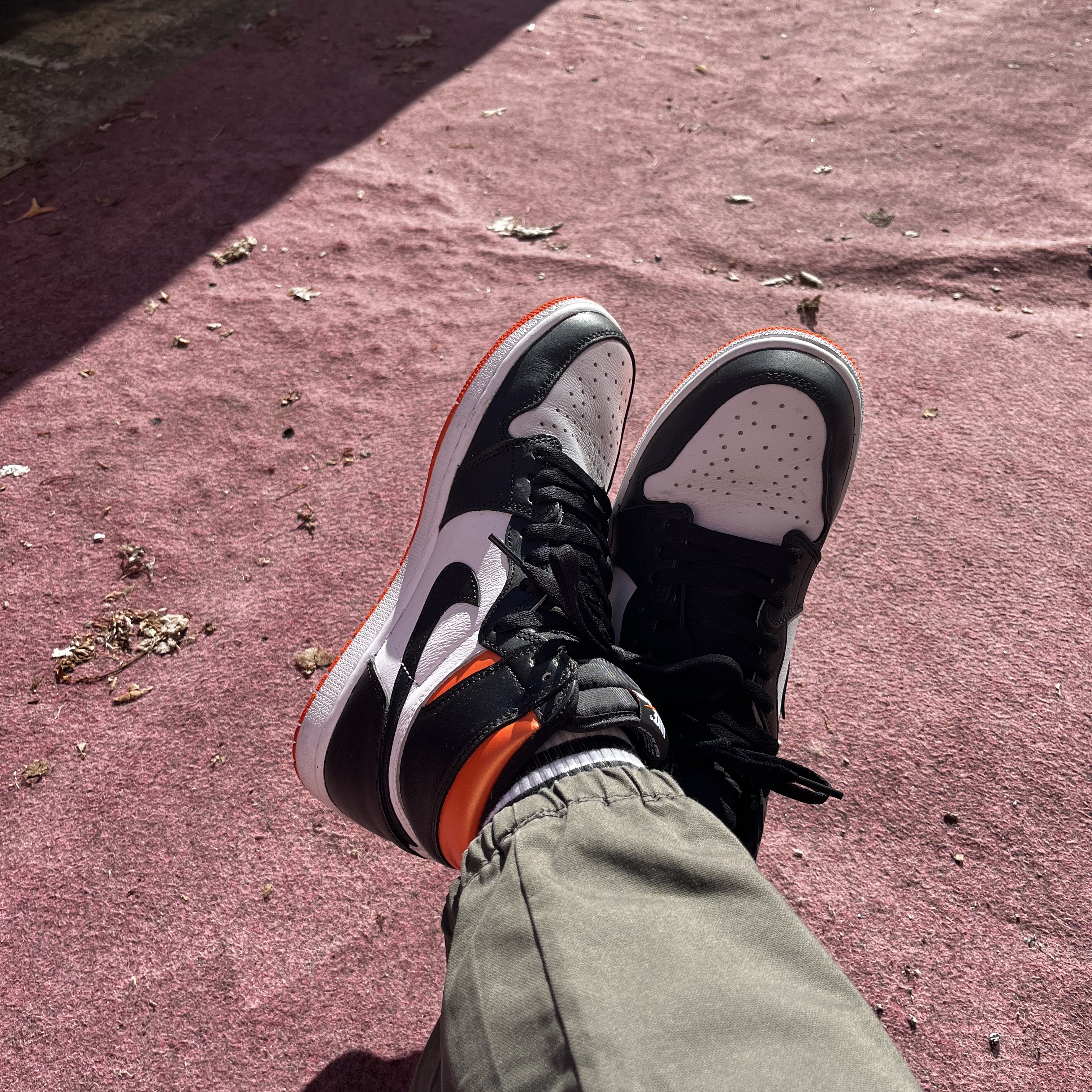 Jordan 1 Retro High OG Electro Orange 착용 스타일
