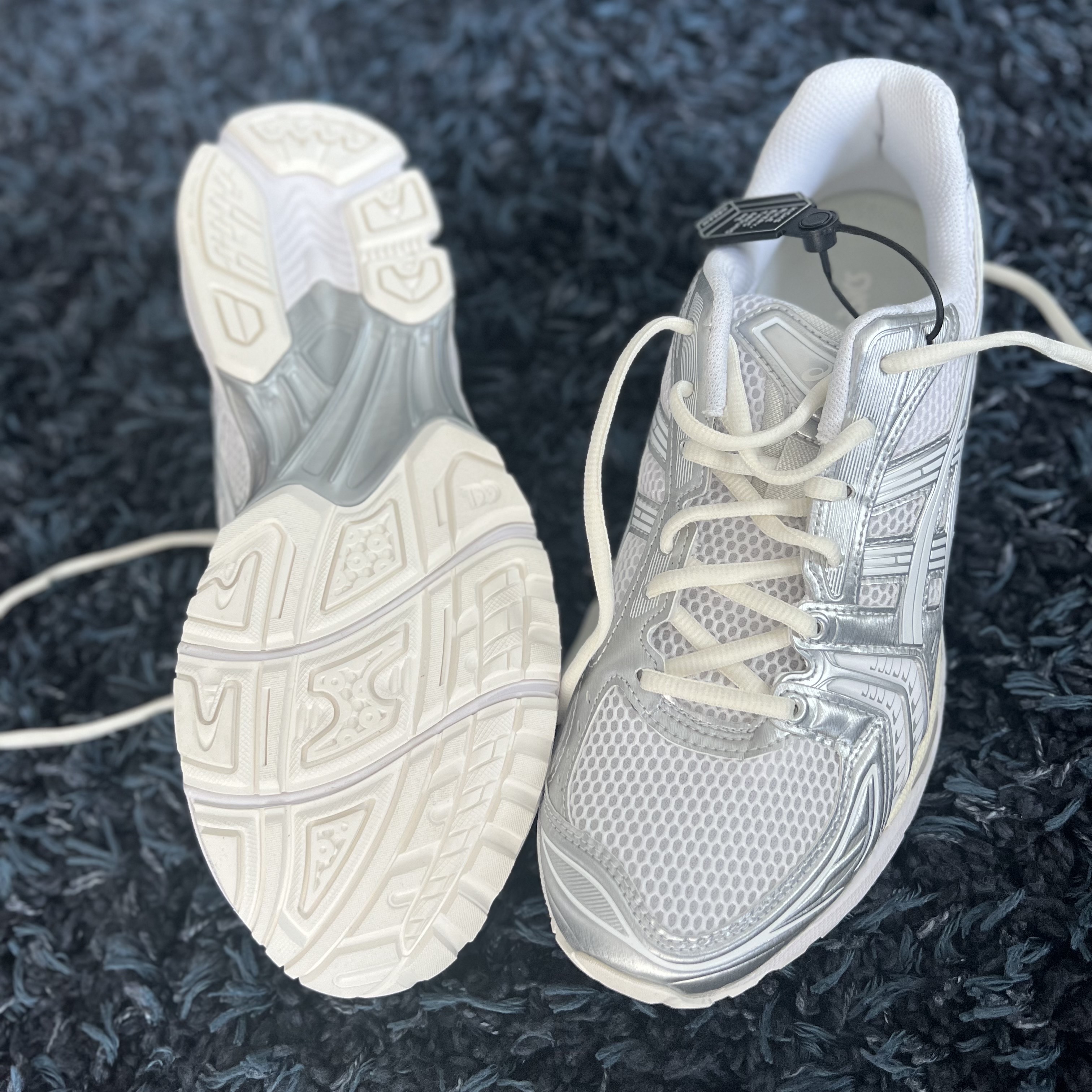 Asics x JJJJound Gel-Kayano 14 Silver White 착용 스타일 - 3
