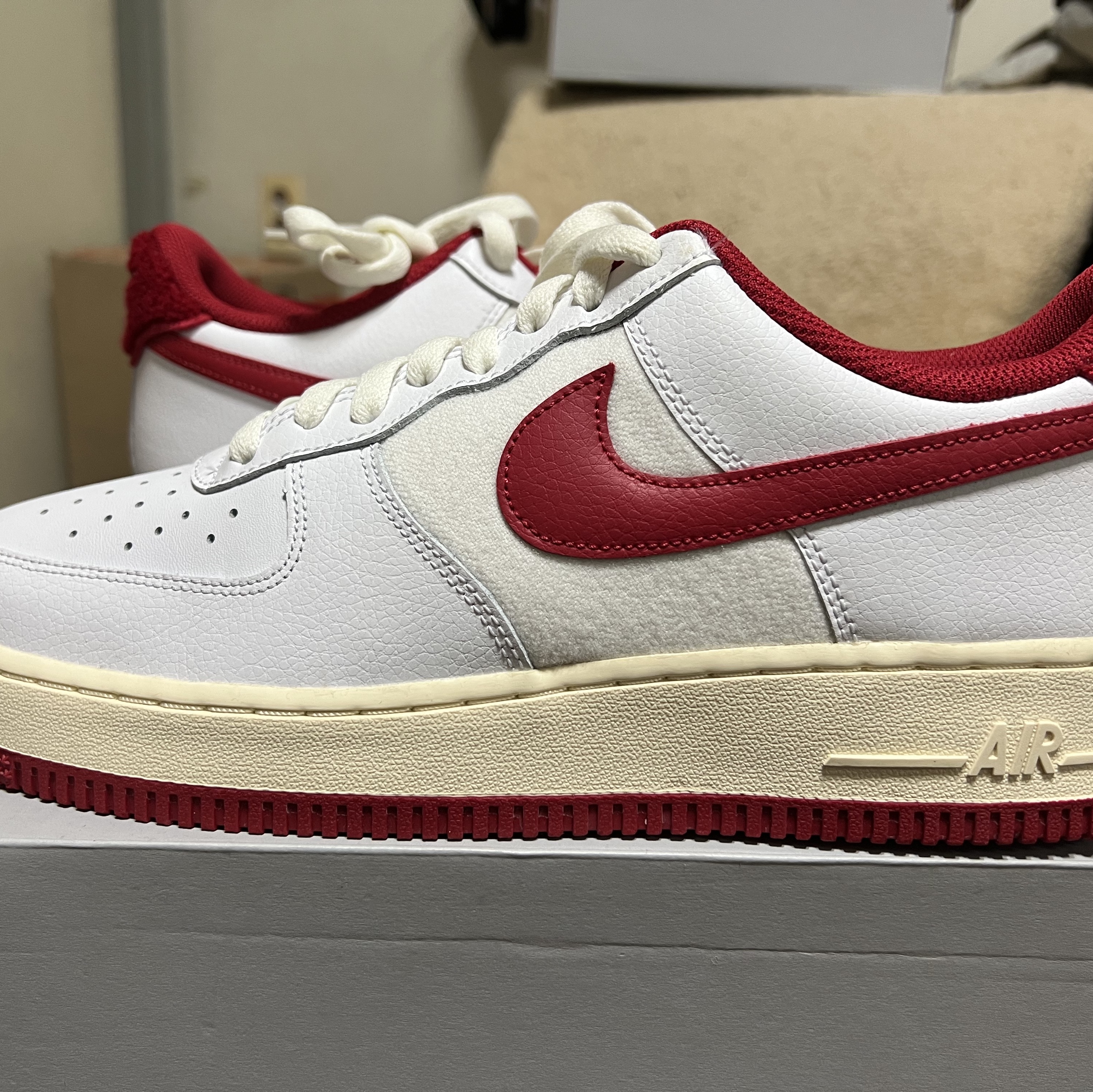Nike Air Force 1 '07 LV8 Varsity White Gym Red 착용 스타일 - 2