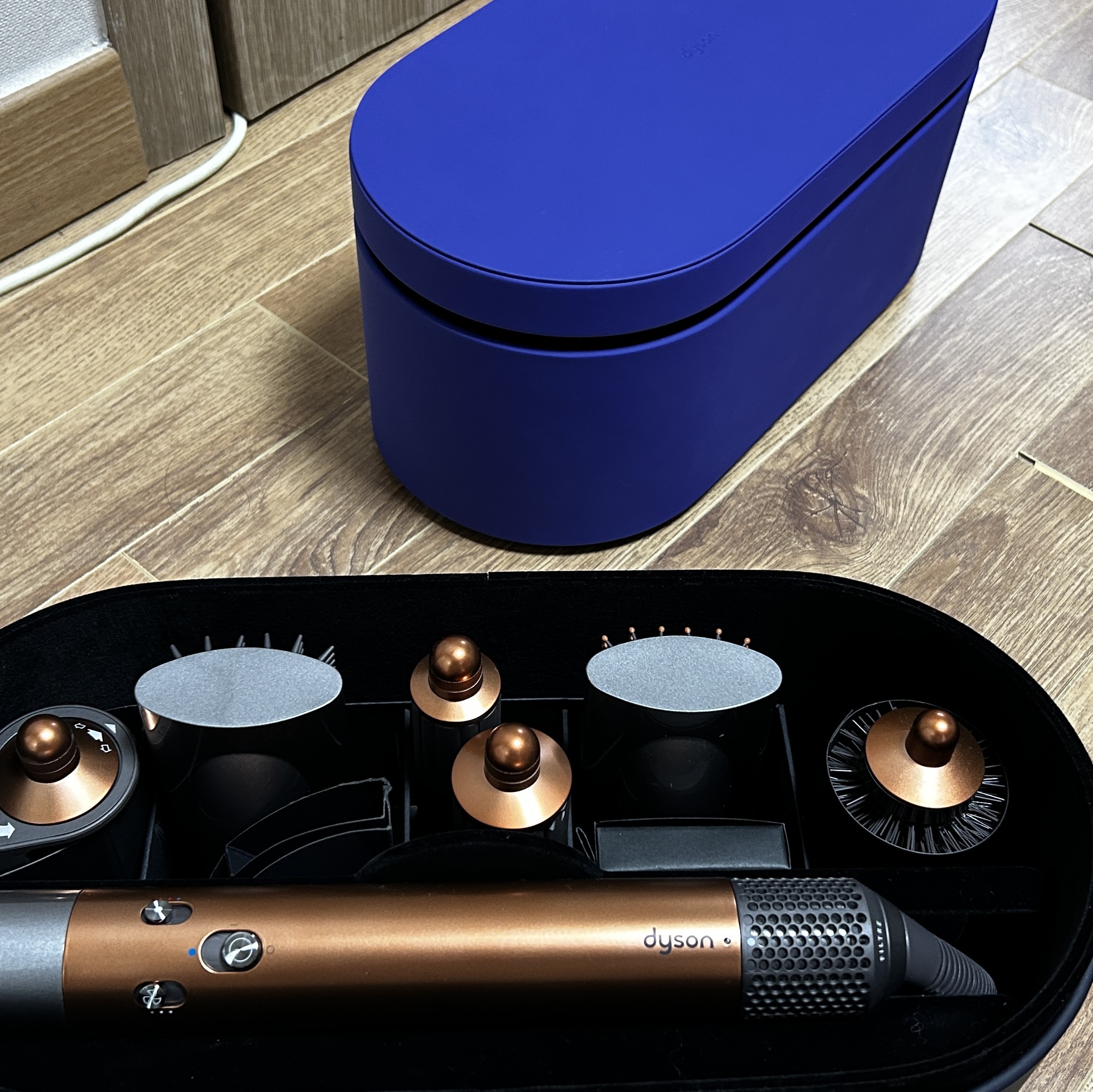 Dyson Airwrap Multi Styler Complete Long Vinca Blue Rose (Korean Ver.), Dyson Airwrap Multi Styler Complete Copper Nickel (Korean Ver.) 착용 스타일 - 2