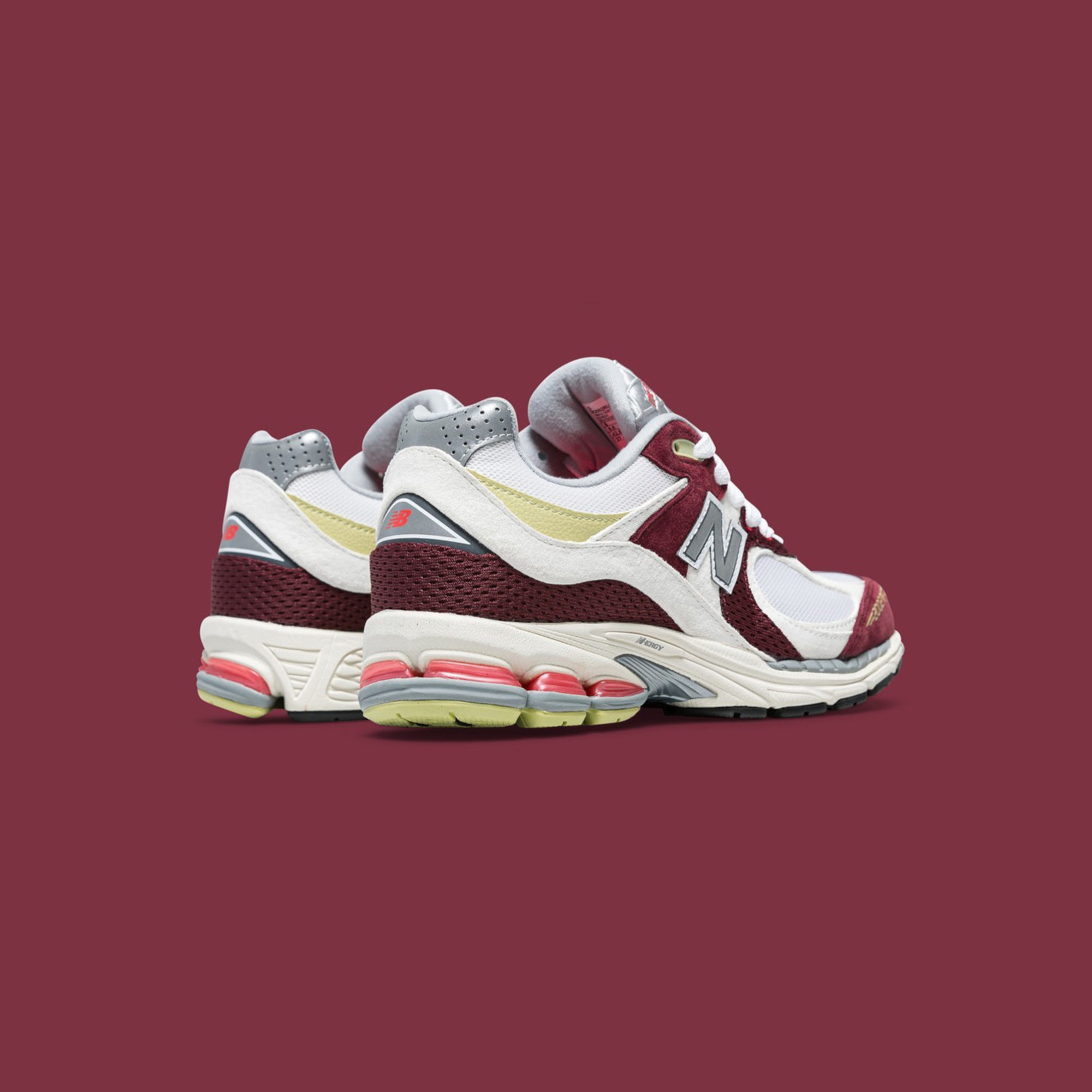 New Balance x Up There 2002R Backyard Legends II 착용 스타일 - 3