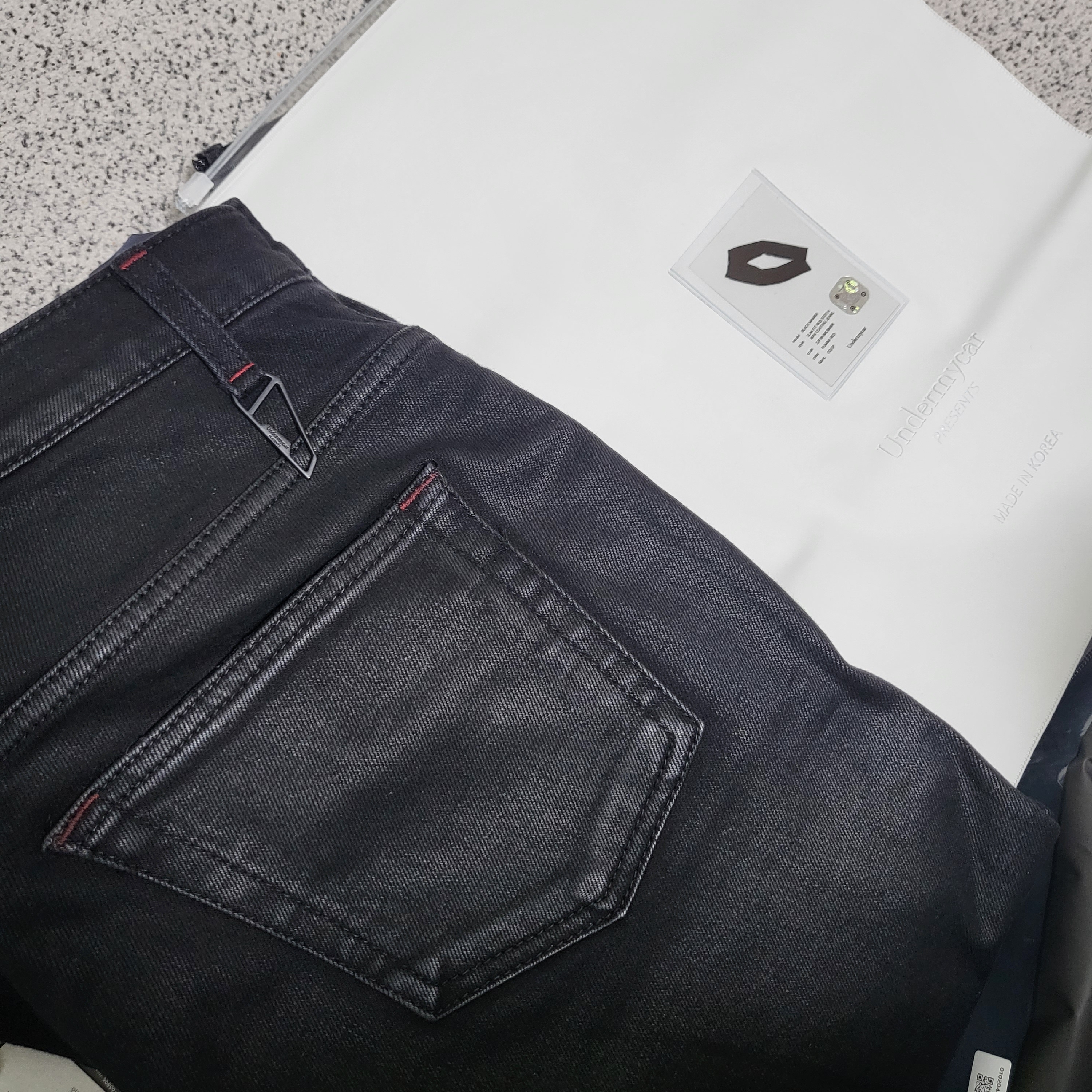 Undermycar Black Mamba Slim Fit Red Stitch Wax Coating Jeans Rumba Red - 22FW 착용 스타일