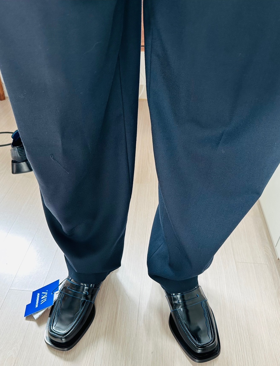 Zara x Ader Error Leather Loafers Black, Zara x Ader Error Darted Trousers Navy 착용 스타일 - 3