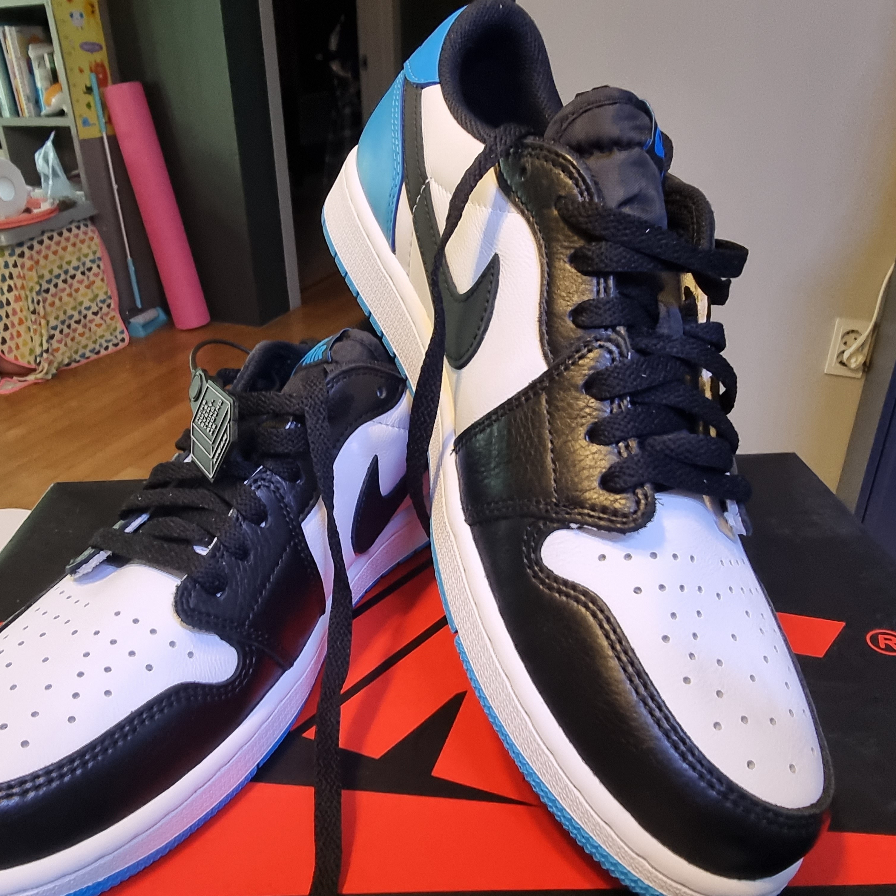 Jordan 1 Retro Low OG Black and Dark Powder Blue 착용 스타일 - 1