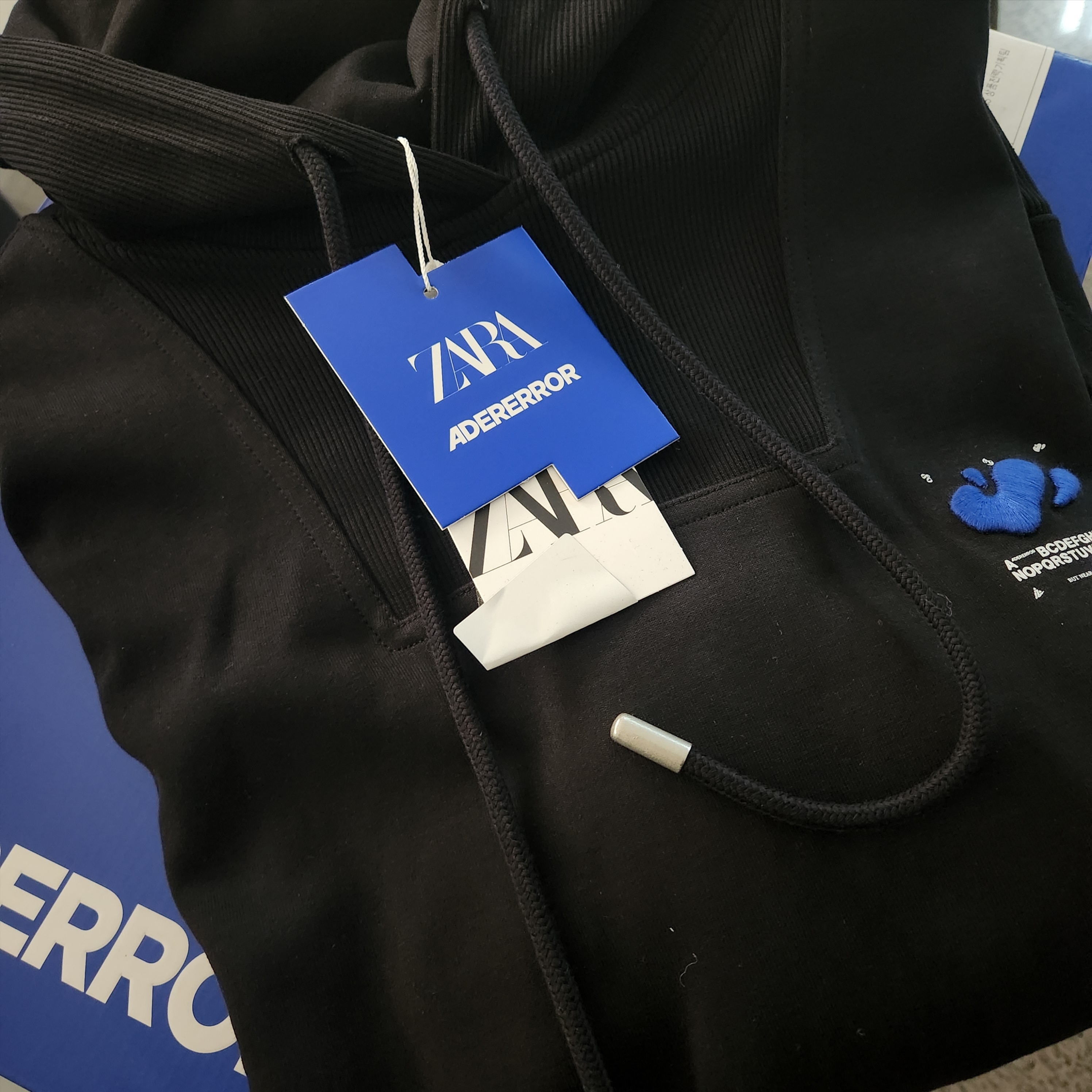 Zara x Ader Error Embroidery Hooded Sweatshirt Black 착용 스타일