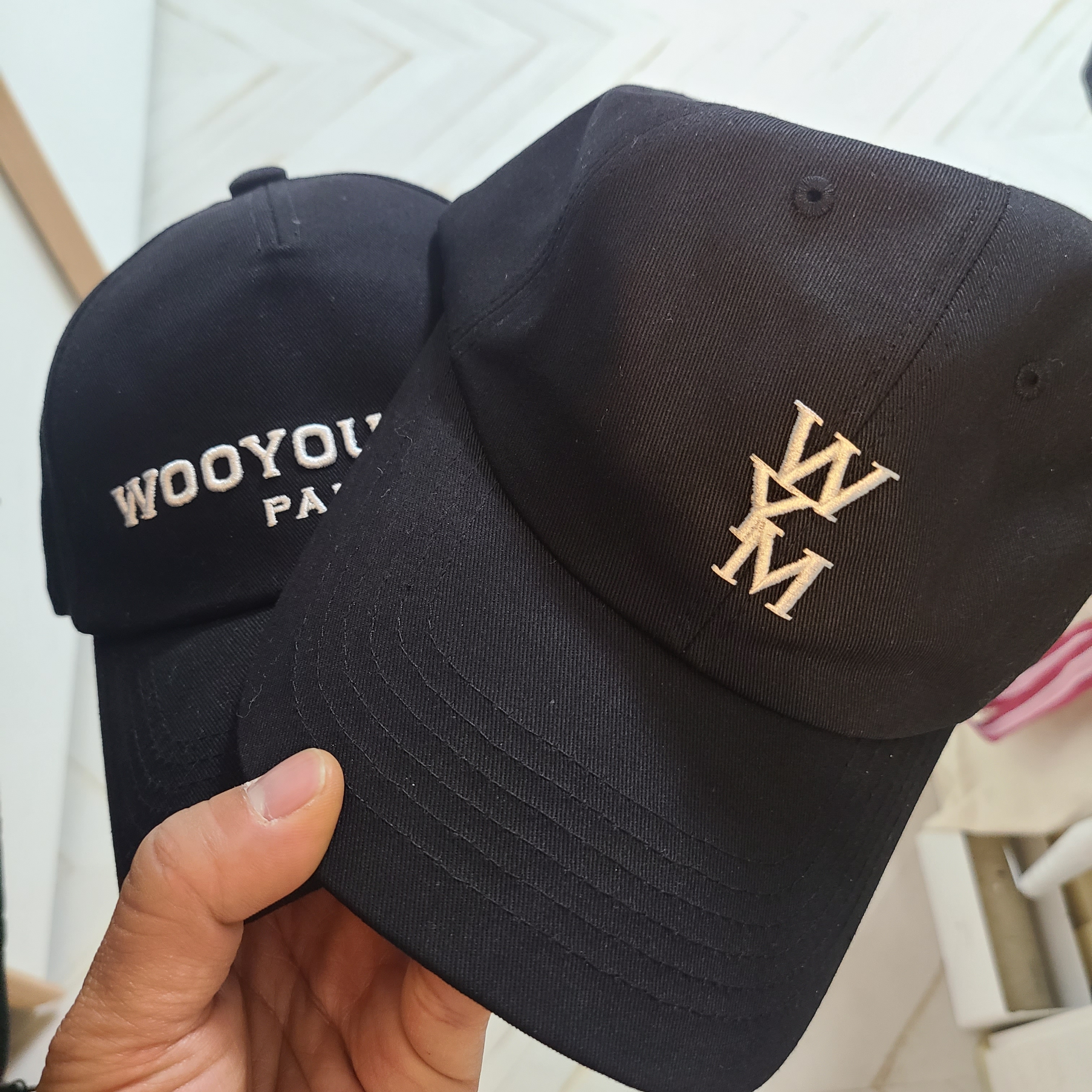 Wooyoungmi White Embroidered Logo Ball Cap Black, Wooyoungmi White Logo Ball Cap Black 착용 스타일