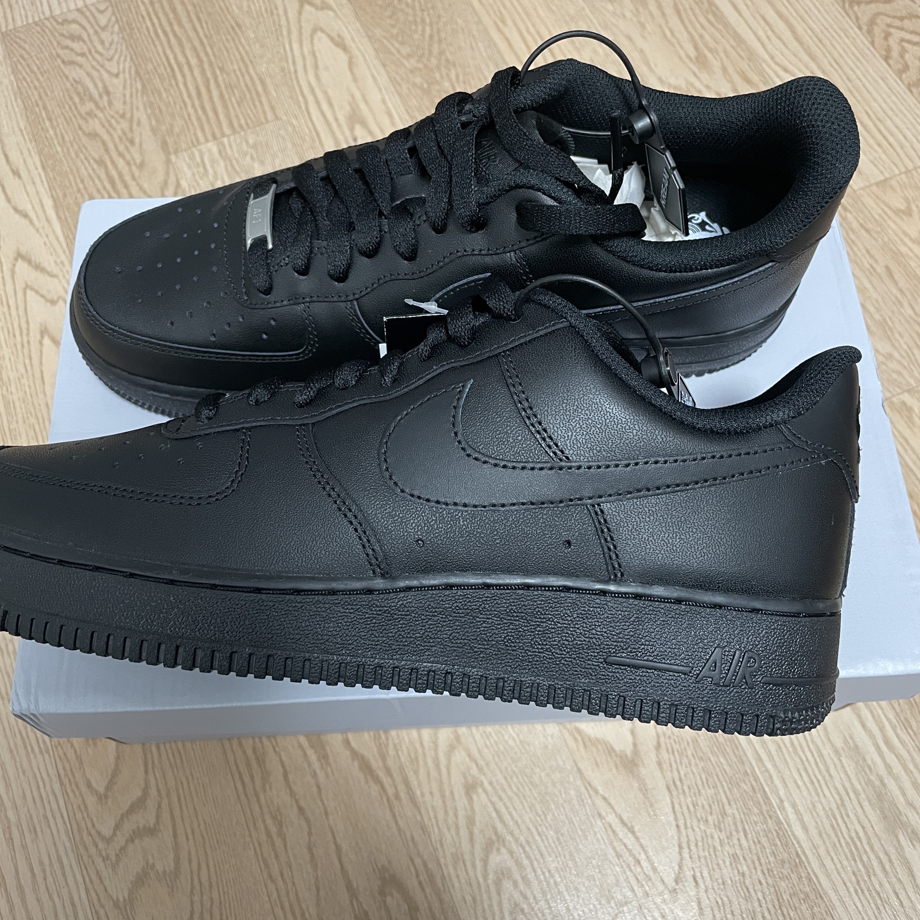 Nike Air Force 1 '07 Low Triple Black 착용 스타일