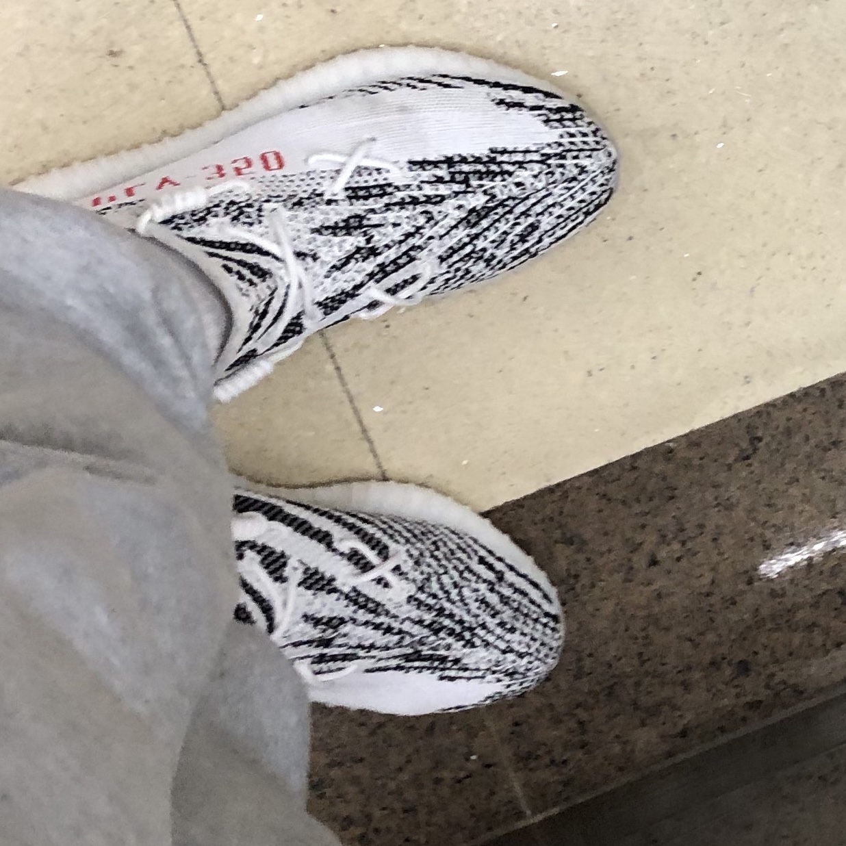 Adidas Yeezy Boost 350 V2 Zebra 2017/2019/2020 착용 스타일 - 1