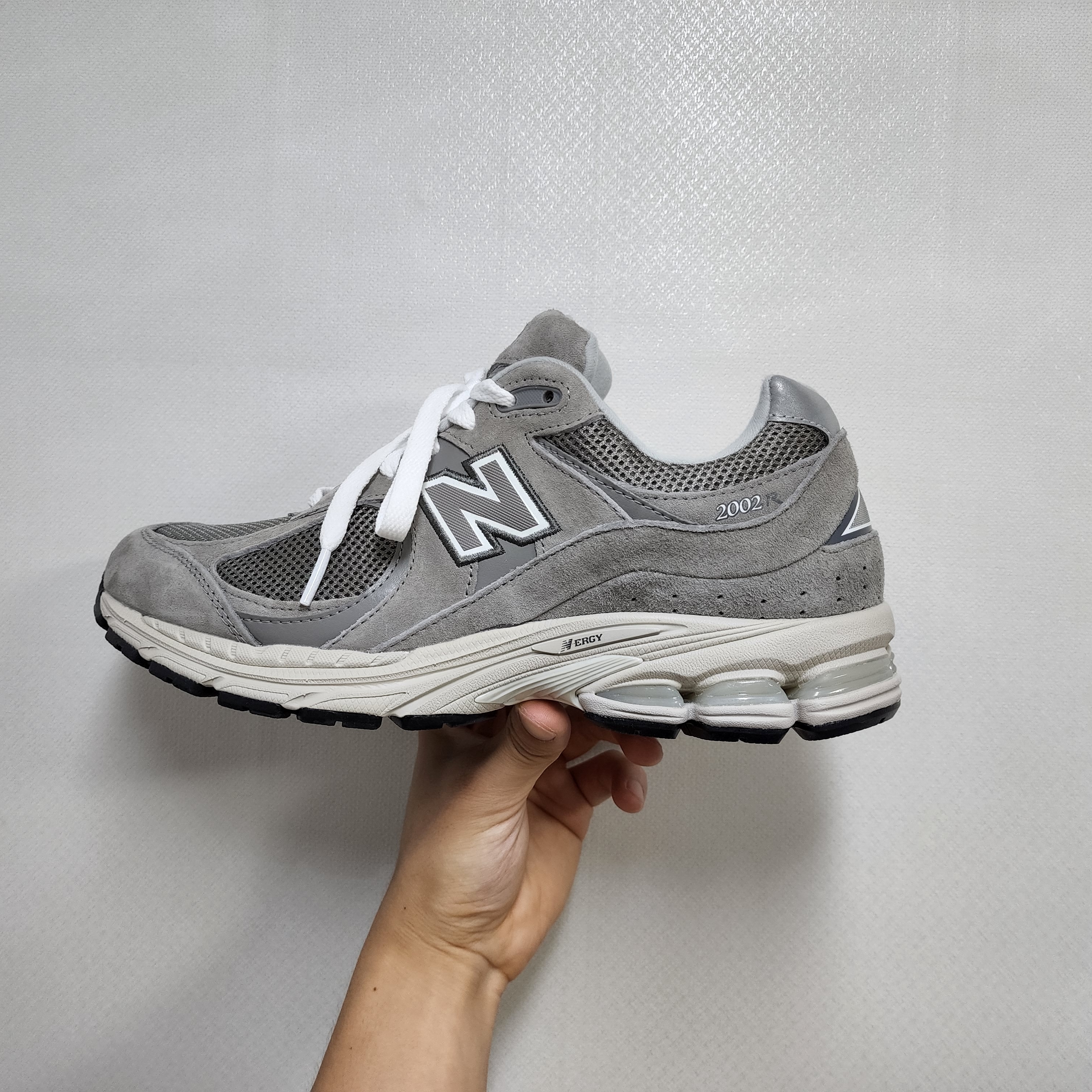 New Balance 2002R Grey 착용 스타일 - 1