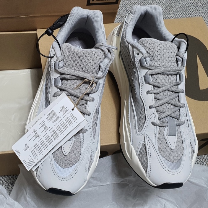 Adidas Yeezy Boost 700 V2 Static 2022 착용 스타일 - 2