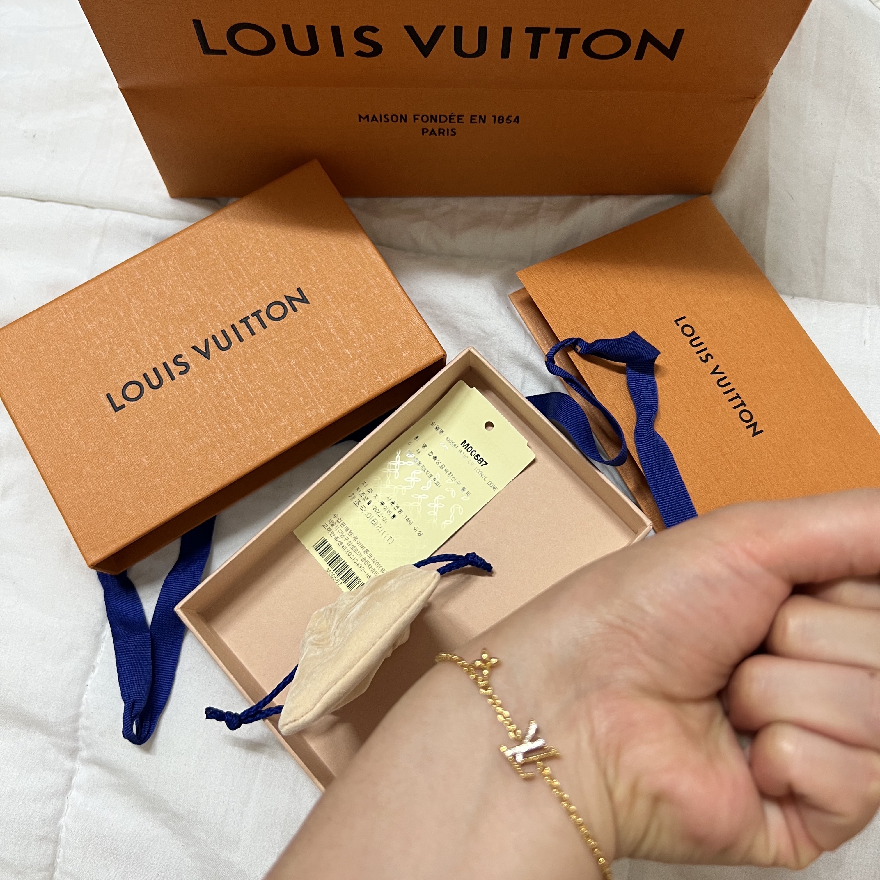 (W) Louis Vuitton LV Iconic Bracelet Gold 착용 스타일