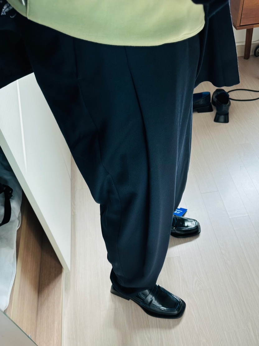 Zara x Ader Error Leather Loafers Black, Zara x Ader Error Darted Trousers Navy 착용 스타일 - 2