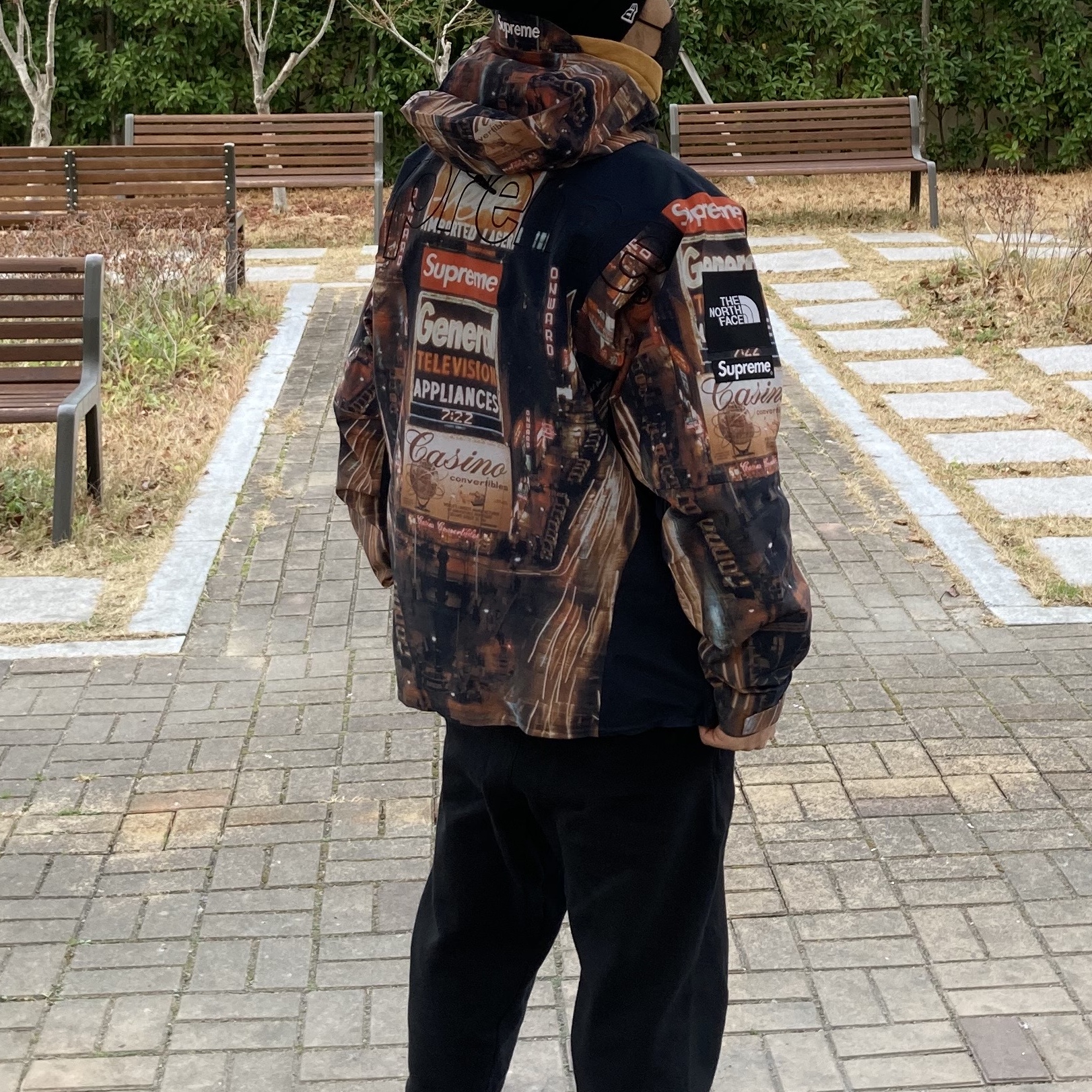 Supreme x The North Face Taped Seam Shell Jacket Times Square - 22FW, Supreme Box Logo Hooded Sweatshirt Light Mustard - 21FW 착용 스타일 - 3