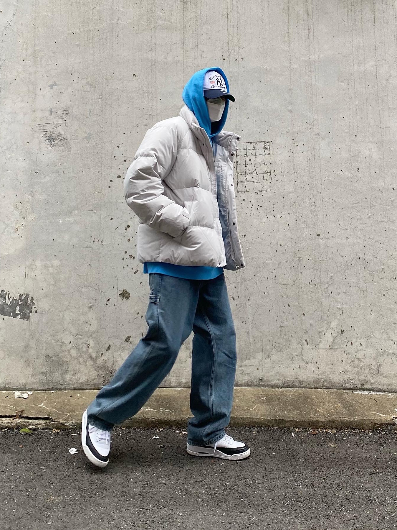 Stussy x Cactus Plant Flea Market 8 Ball Pigment Dyed Hoodie Blue, Jordan 3 x Fragment Retro SP White Black 착용 스타일 - 4