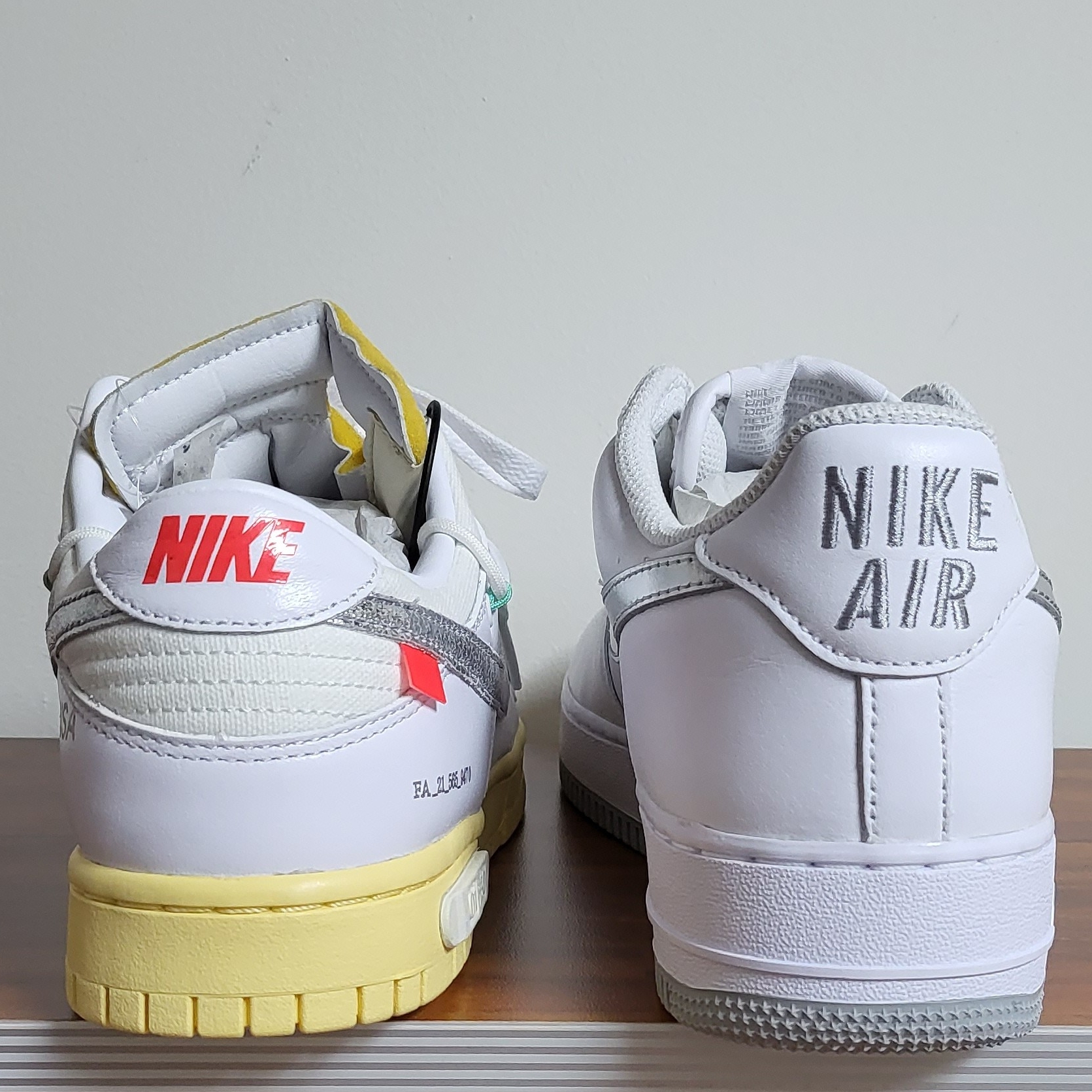 Nike x Off-White Dunk Low The 50 - Lot 1, Nike Air Force 1 Low Retro Color of the Month White Metallic Silver 착용 스타일 - 4