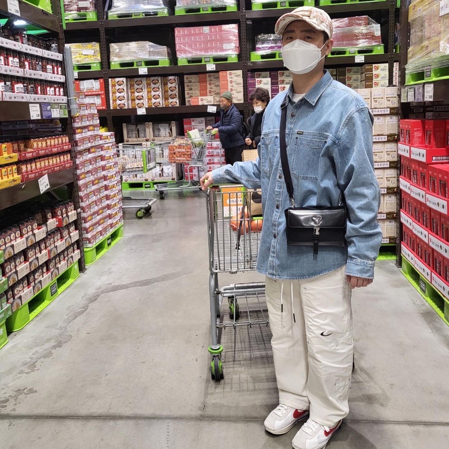 Supreme Snap Work Shirt Denim - 22FW, Nike x Off-White NRG Pants White 착용 스타일 - 1