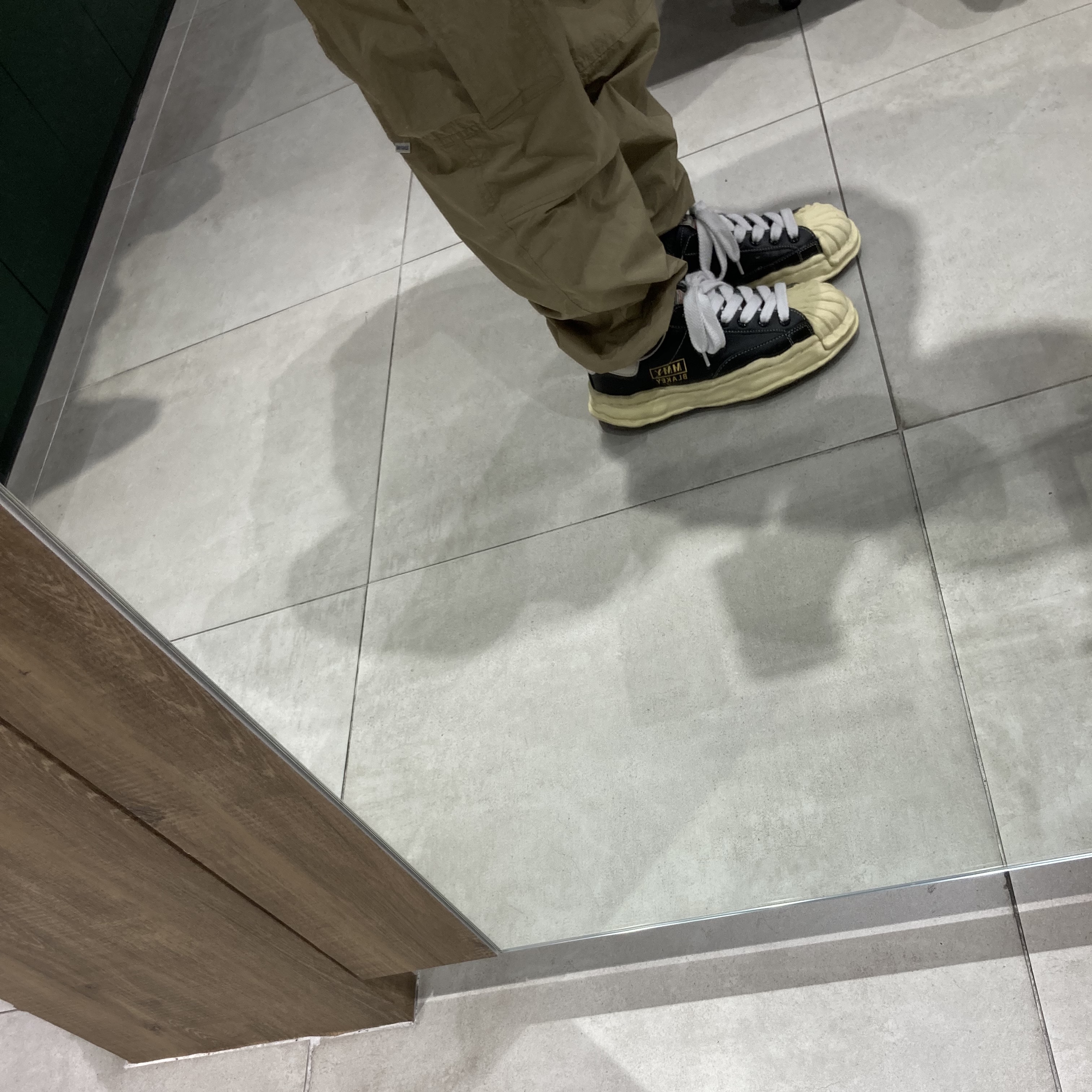 Maison Mihara Yasuhiro Blakey VL OG Sole Leather Low-top Sneakers Black 착용 스타일