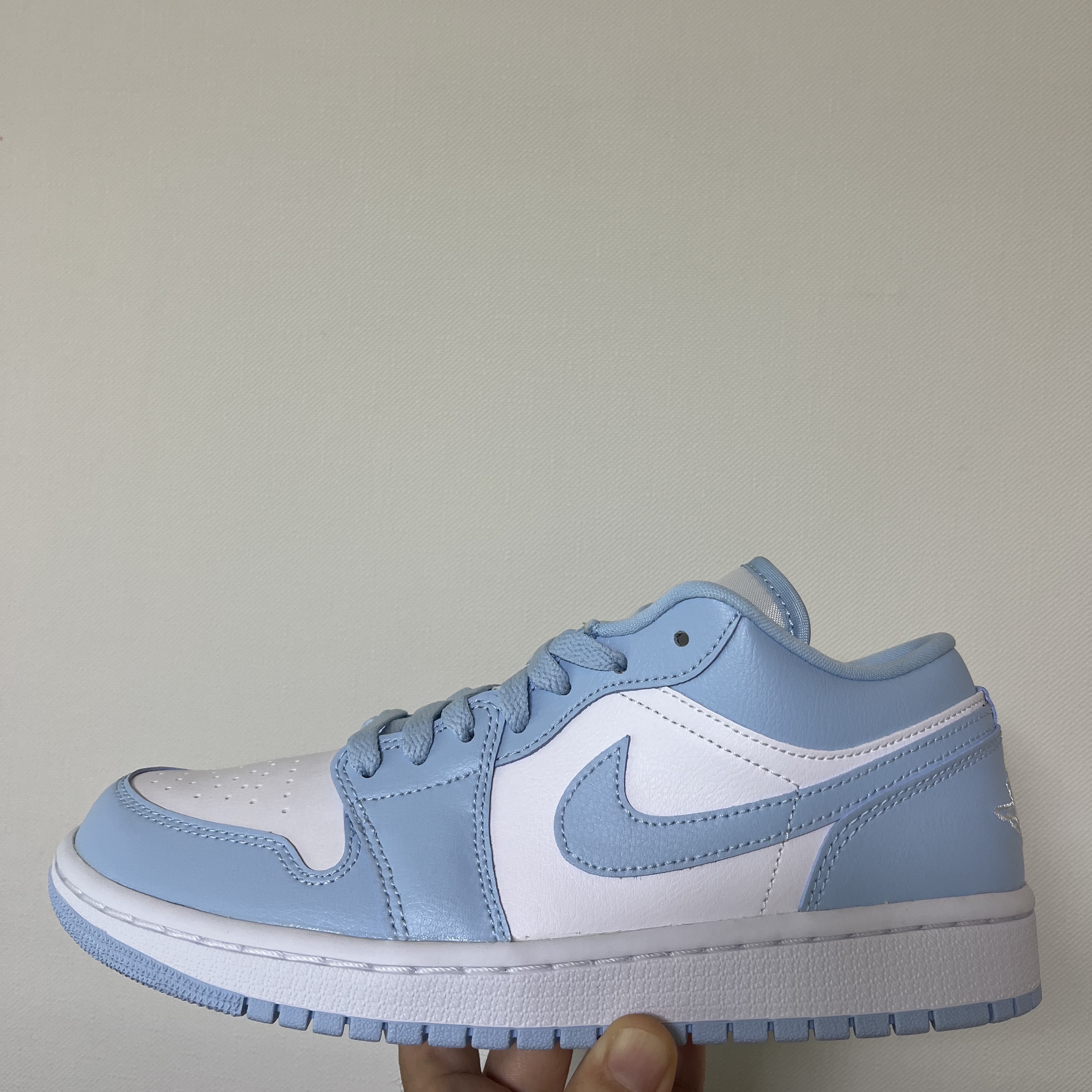 (W) Jordan 1 Low White Ice Blue 착용 스타일 - 1