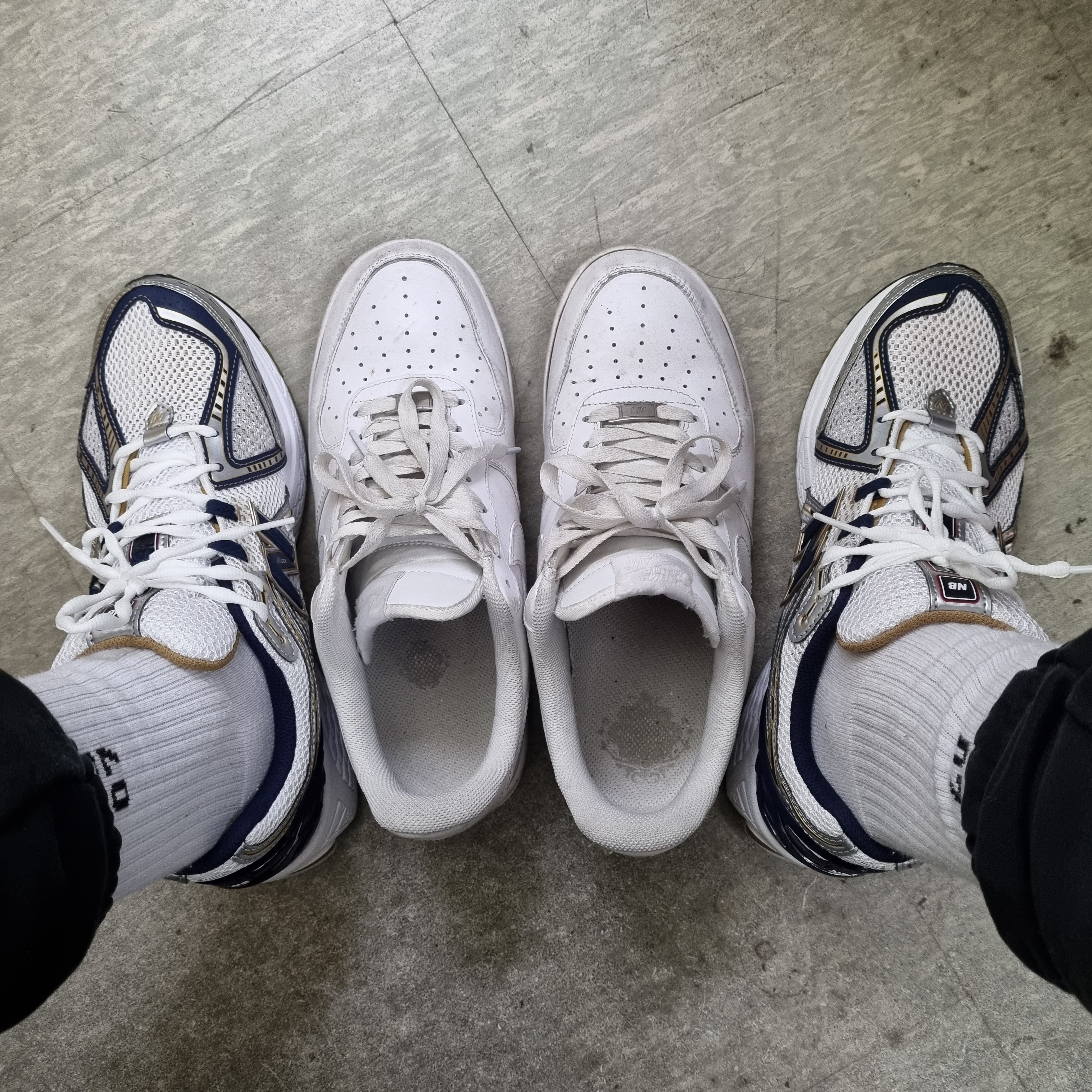 Nike Air Force 1 '07 Low White, New Balance 1906R White Navy Gold 착용 스타일