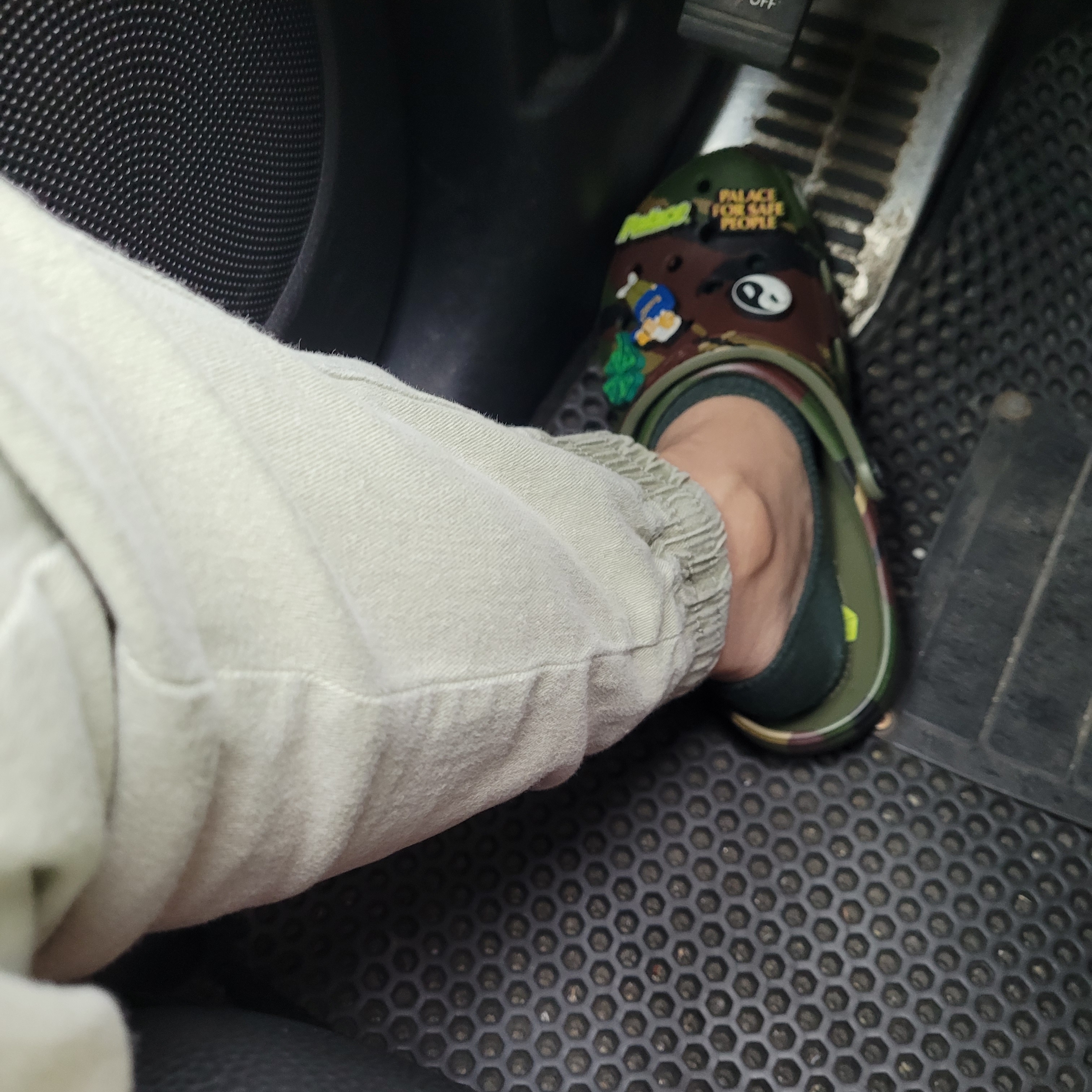 Crocs x Palace Classic Clog Woodland Camo 착용 스타일