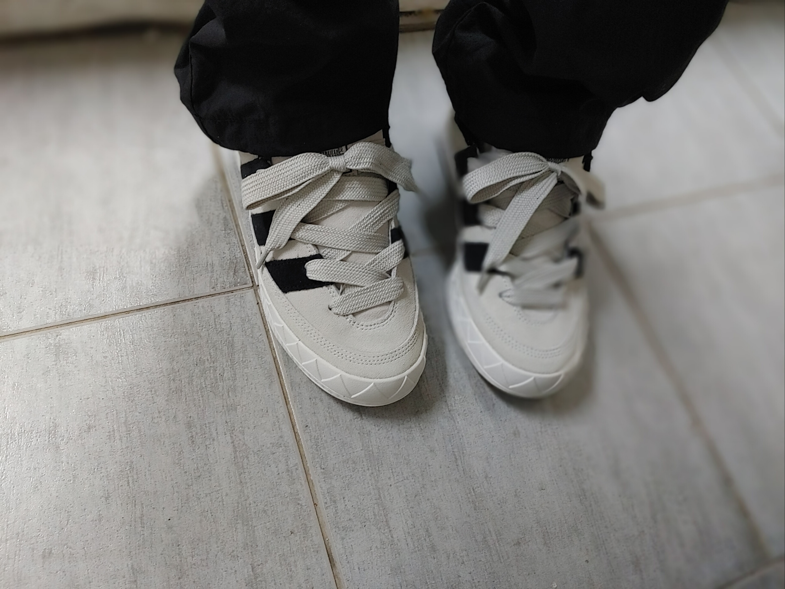 Adidas Adimatic Grey One 착용 스타일