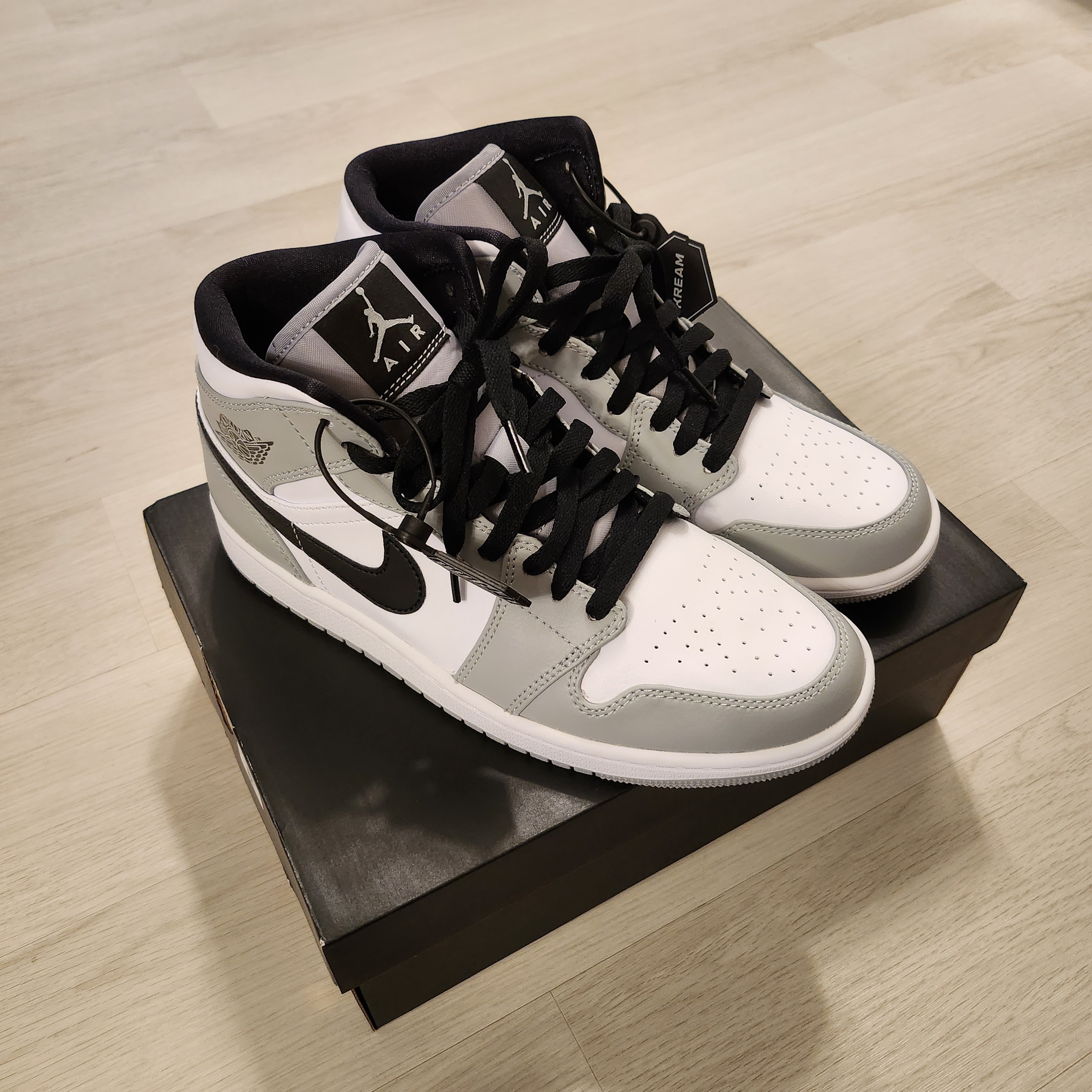 Jordan 1 Mid Light Smoke Grey 착용 스타일