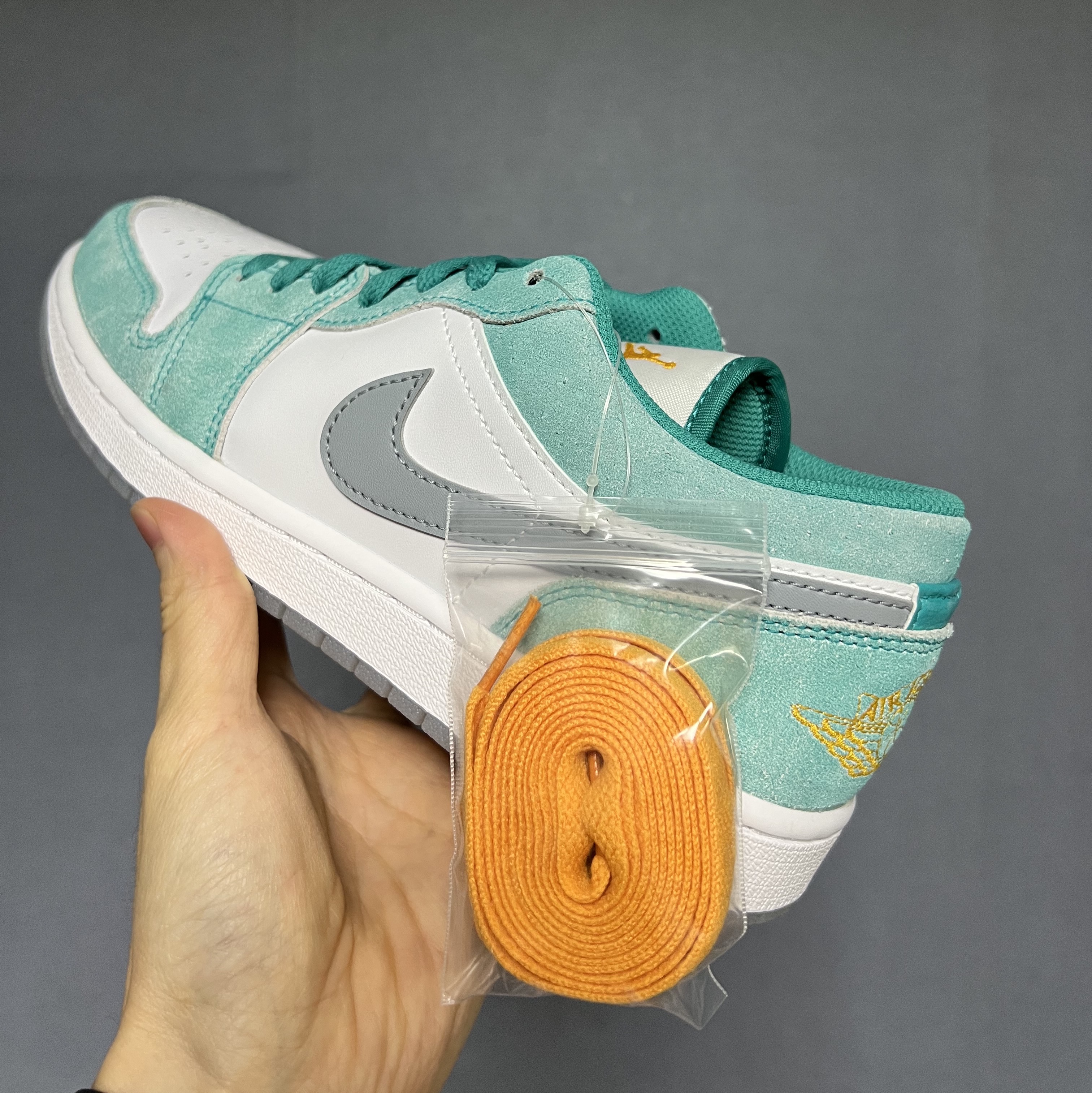 Jordan 1 Low SE New Emerald 착용 스타일 - 2