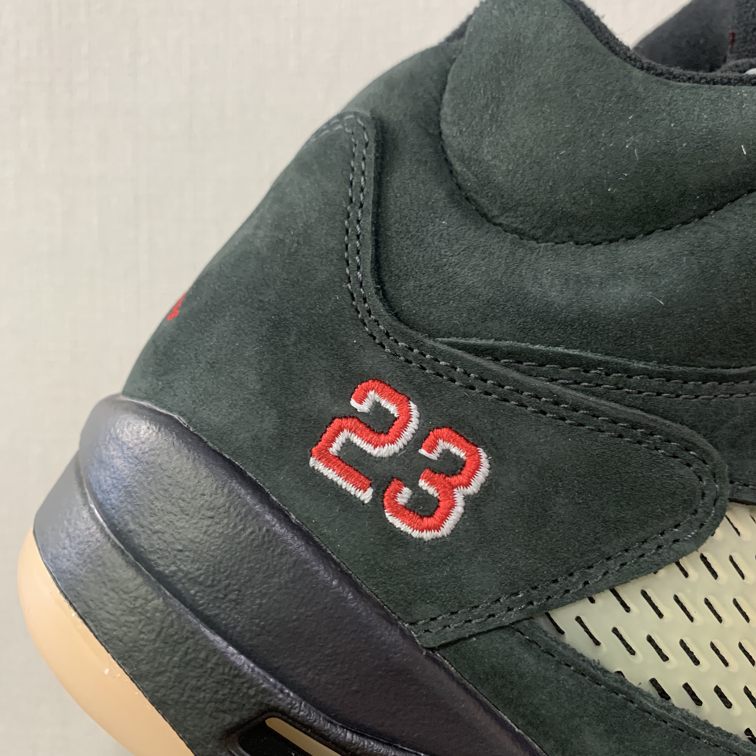 (W) Jordan 5 Retro Gore-Tex Off Noir Fire Red 착용 스타일 - 4