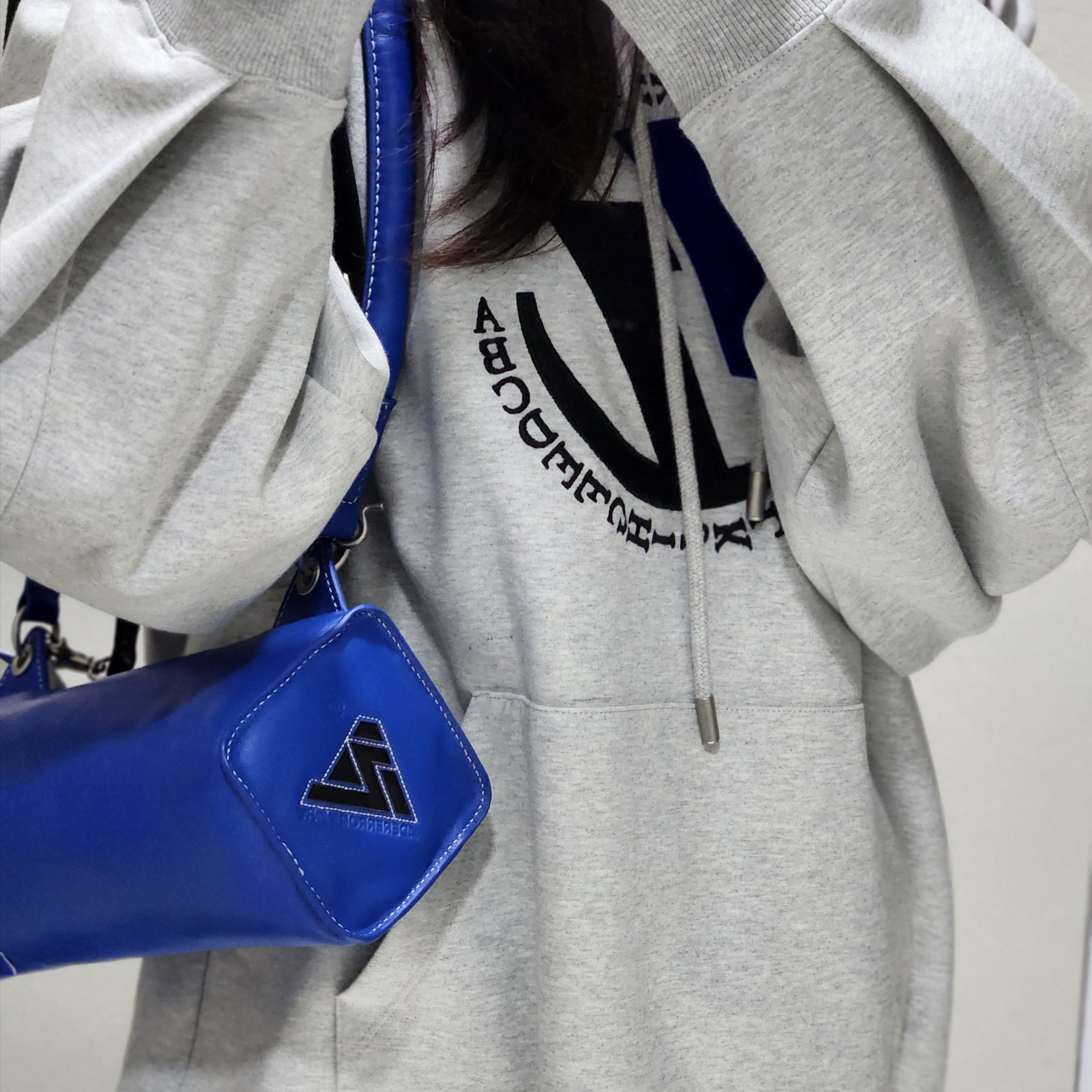 Zara x Ader Error Embroidery Hooded Sweatshirt Grey, Ader Error x Zara Leather Shoulder Bag Blue 착용 스타일