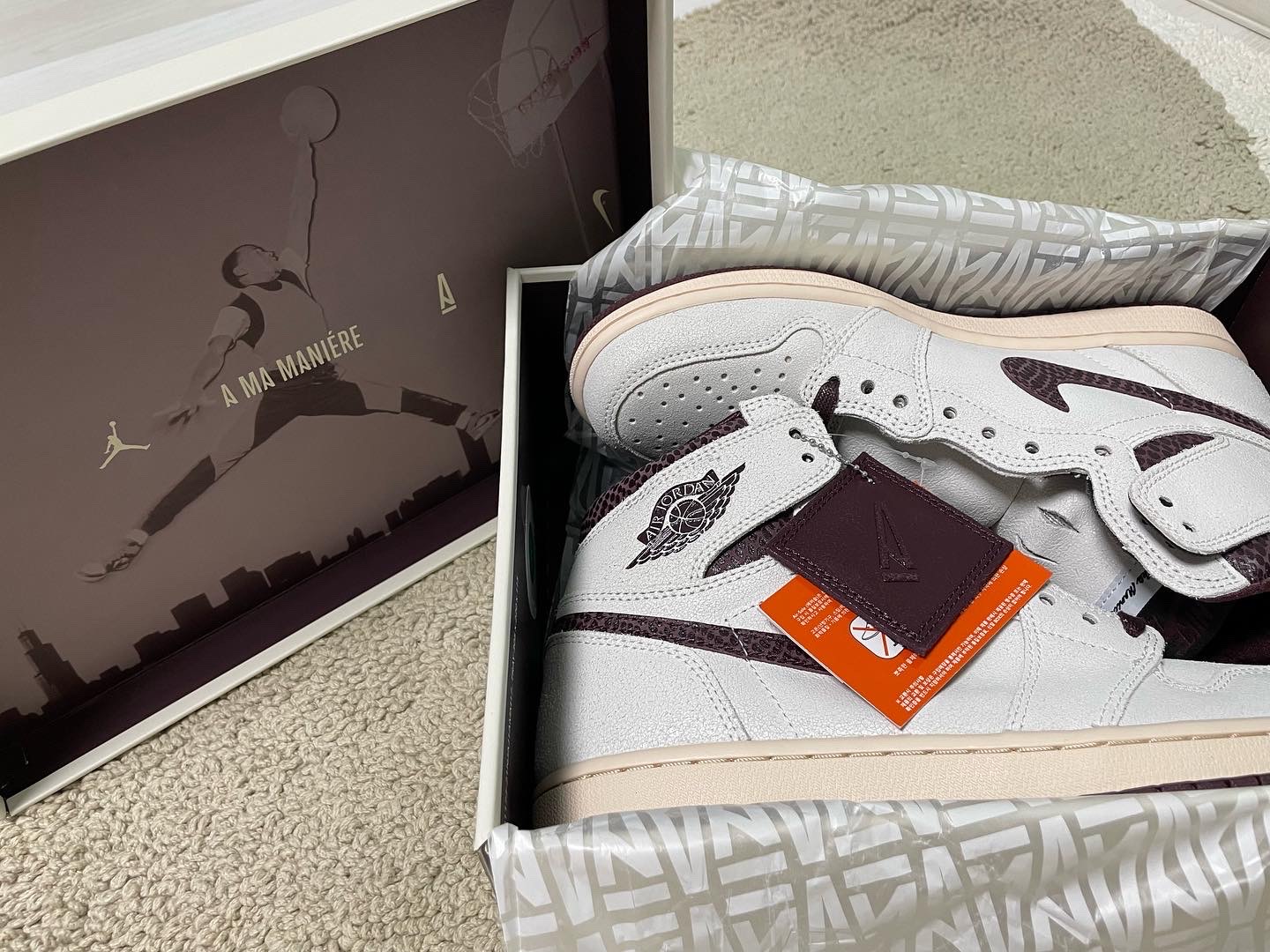 Jordan 1 x A Ma Maniere Retro High OG SP Sail and Burgundy 착용 스타일