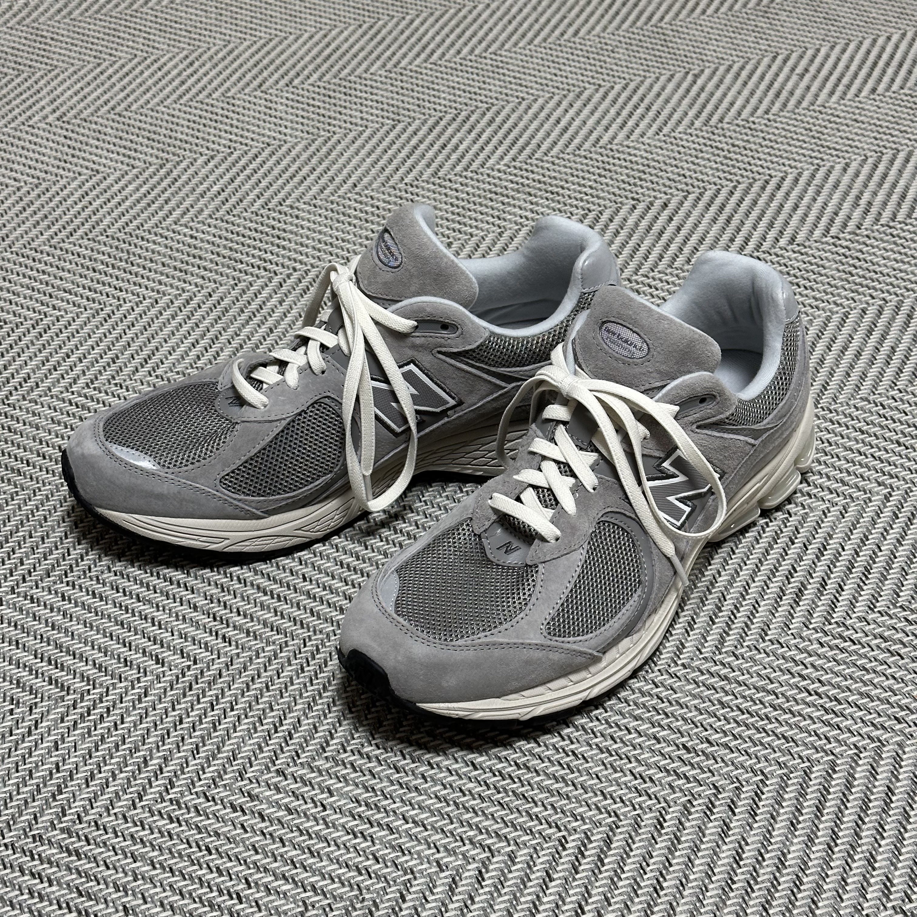 New Balance 2002R Grey 착용 스타일