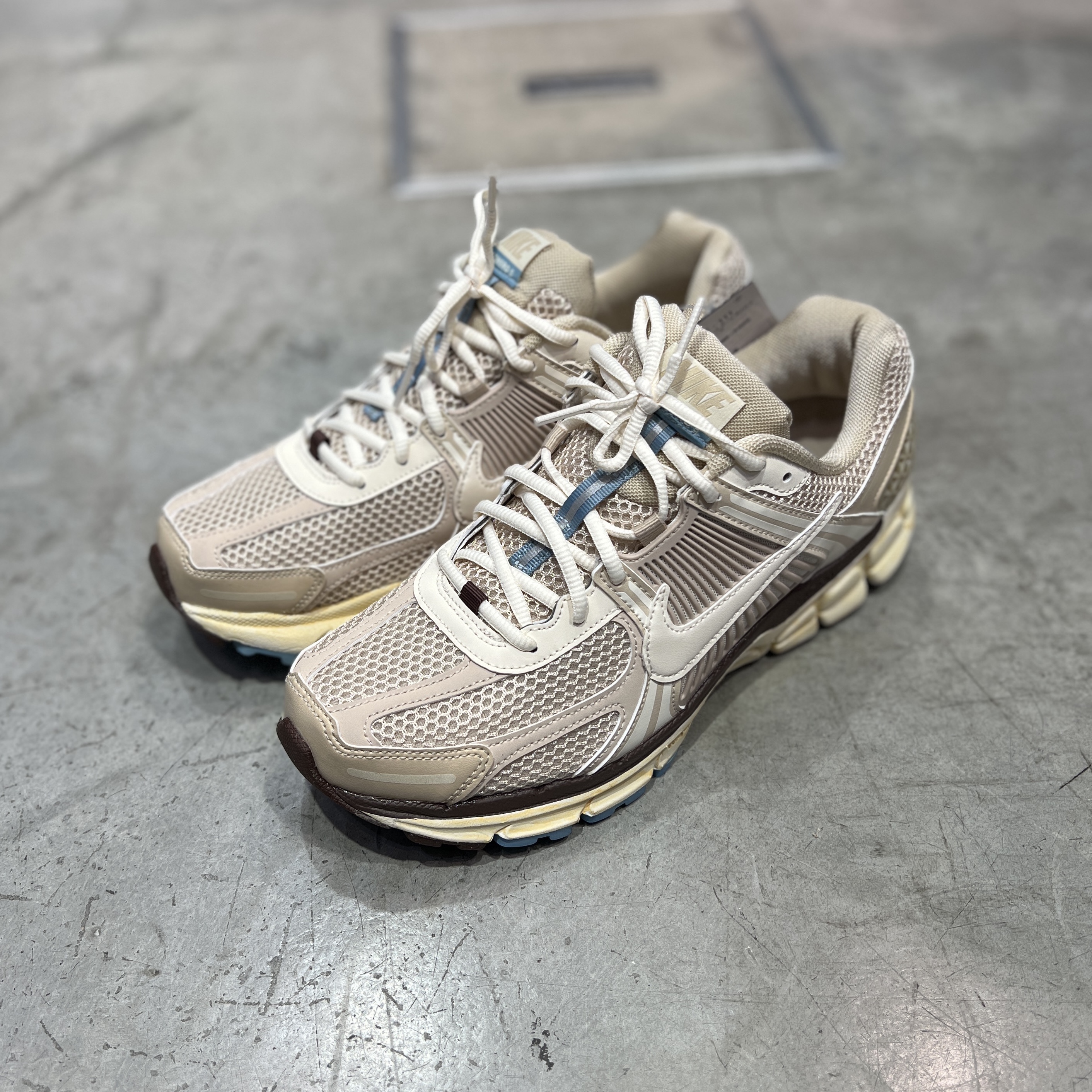(W) Nike Zoom Vomero 5 Oatmeal 착용 스타일