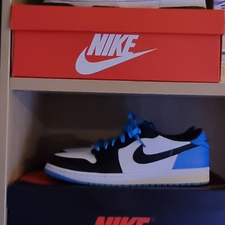 Jordan 1 Retro Low OG Black and Dark Powder Blue 착용 스타일 - 3
