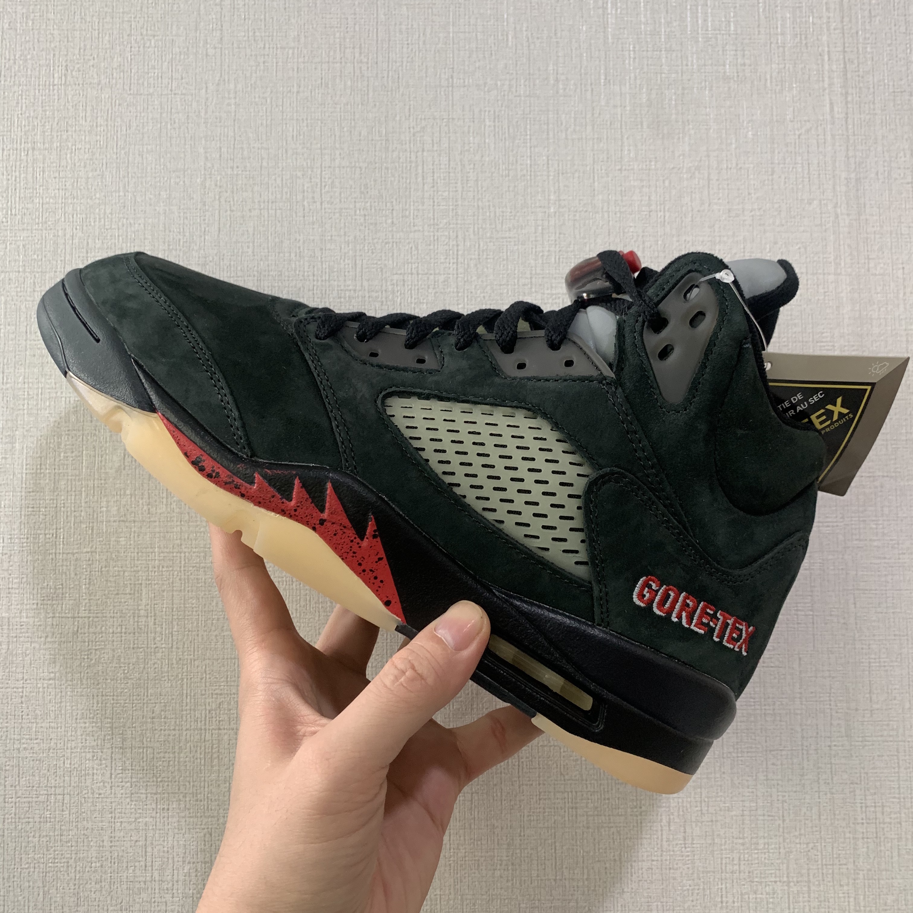 (W) Jordan 5 Retro Gore-Tex Off Noir Fire Red 착용 스타일 - 1