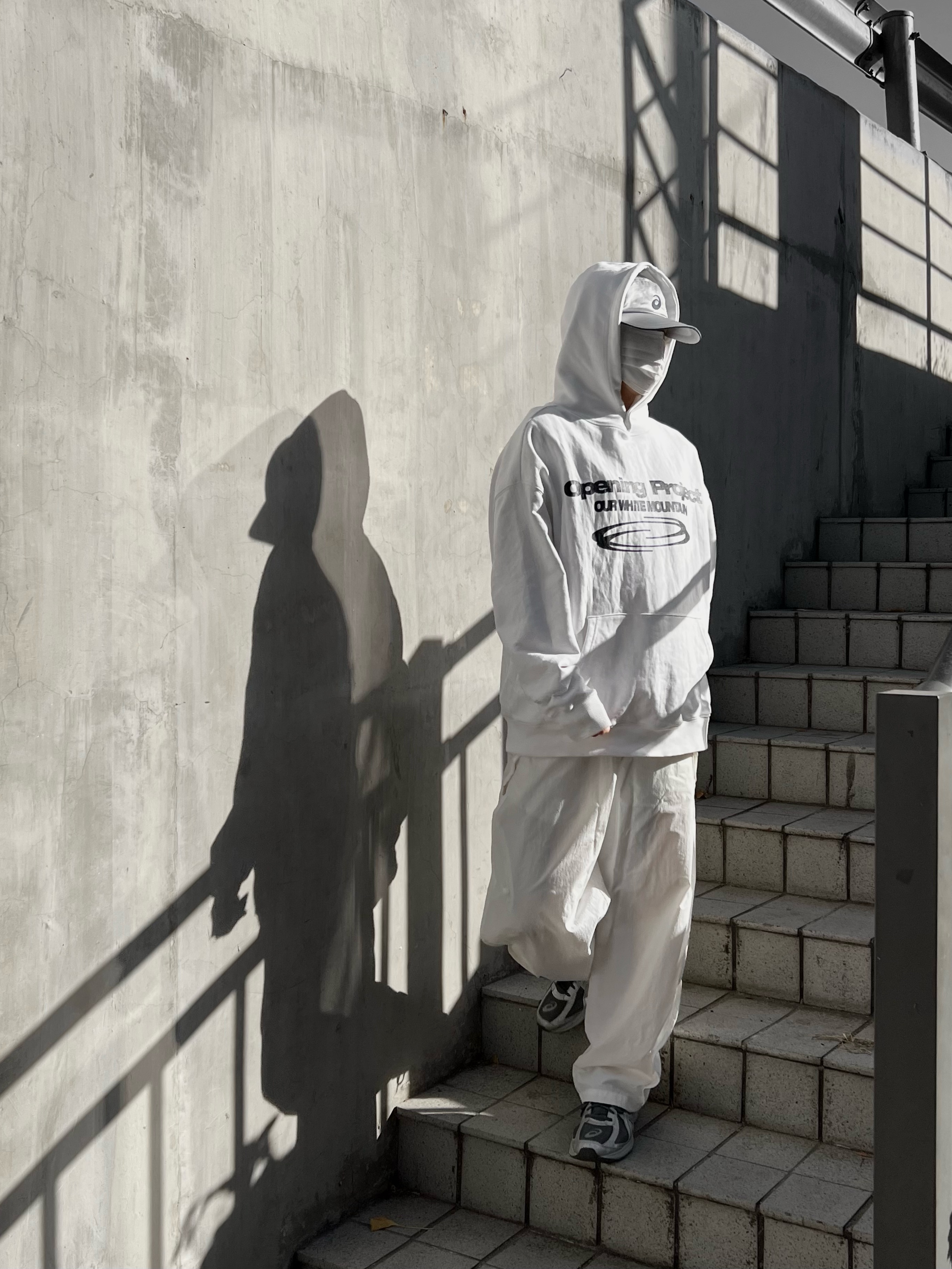 IAB Studio x Asics Silver Woven Cap, Asics Jog 100 S SMU Sheet Rock Pure Silver - 2E Wide 착용 스타일 - 3