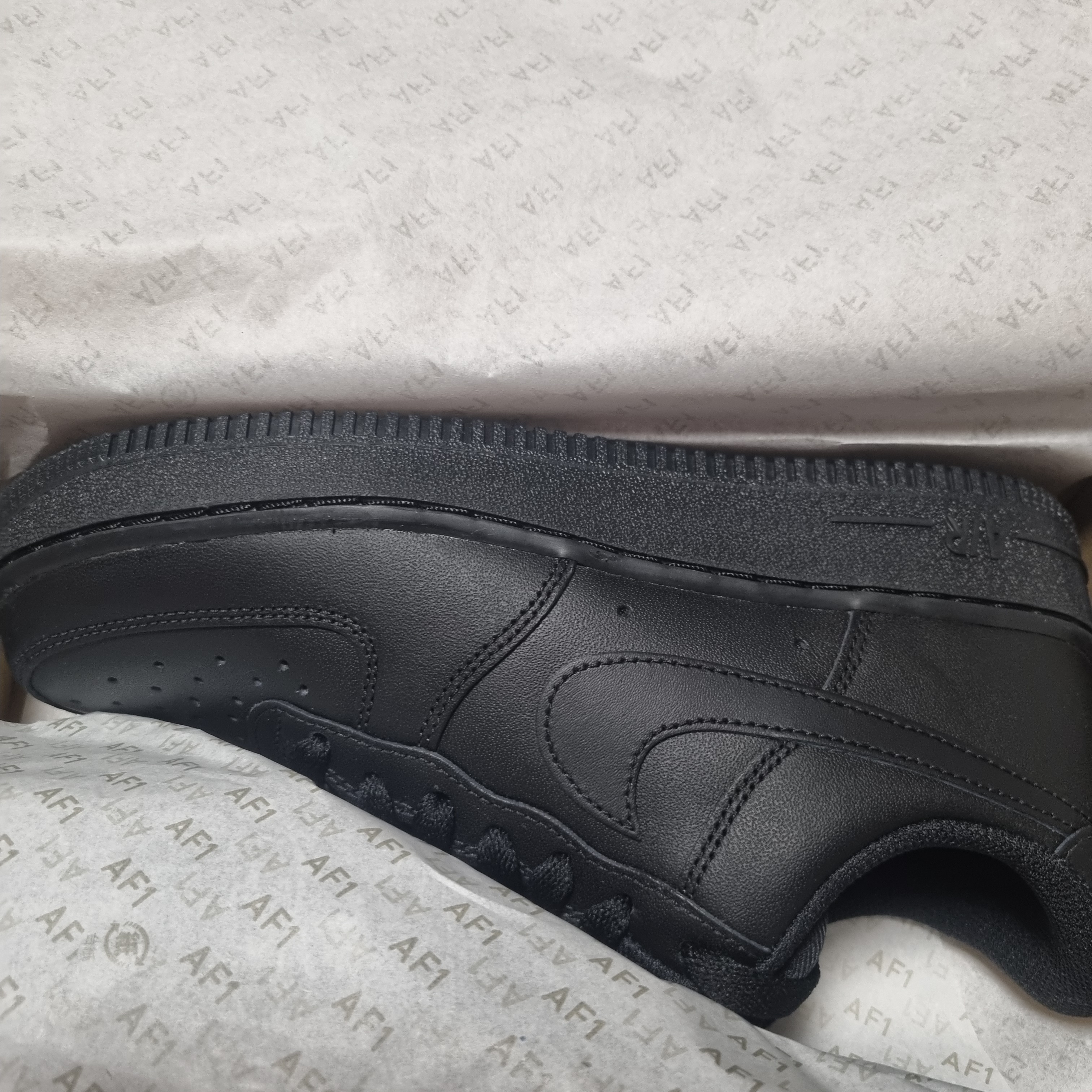 Nike Air Force 1 '07 Low Triple Black 착용 스타일
