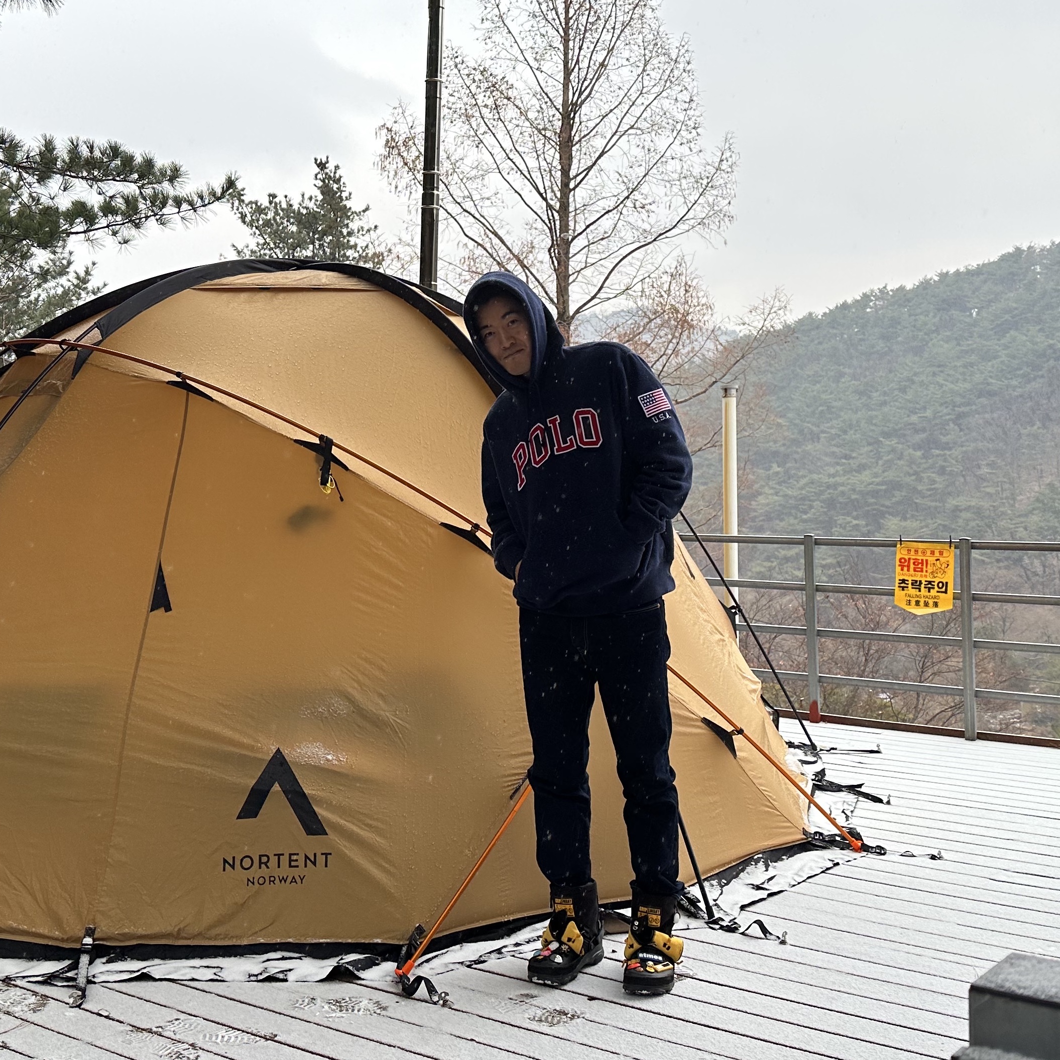 Crocs x Grip Swany x Atmos Classic All Terrain Clog Black, Crocs x Grip Swany x Atmos Classic All Terrain Clog Olive 착용 스타일 - 1