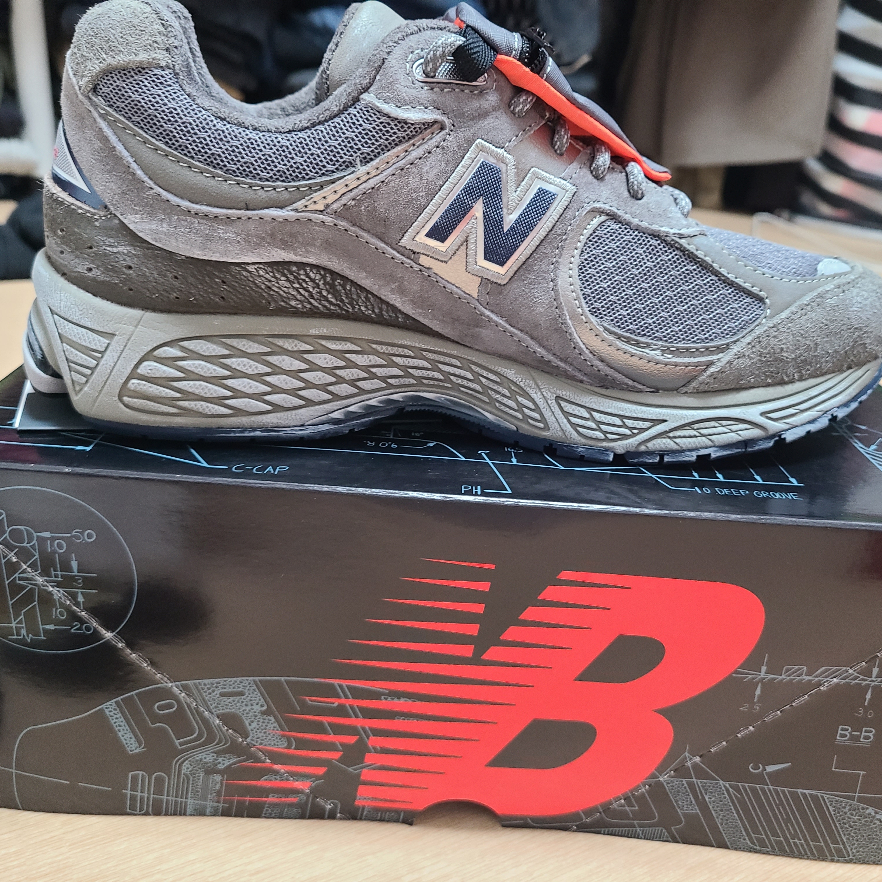 New Balance 2002R Premium Vintage Grey 착용 스타일