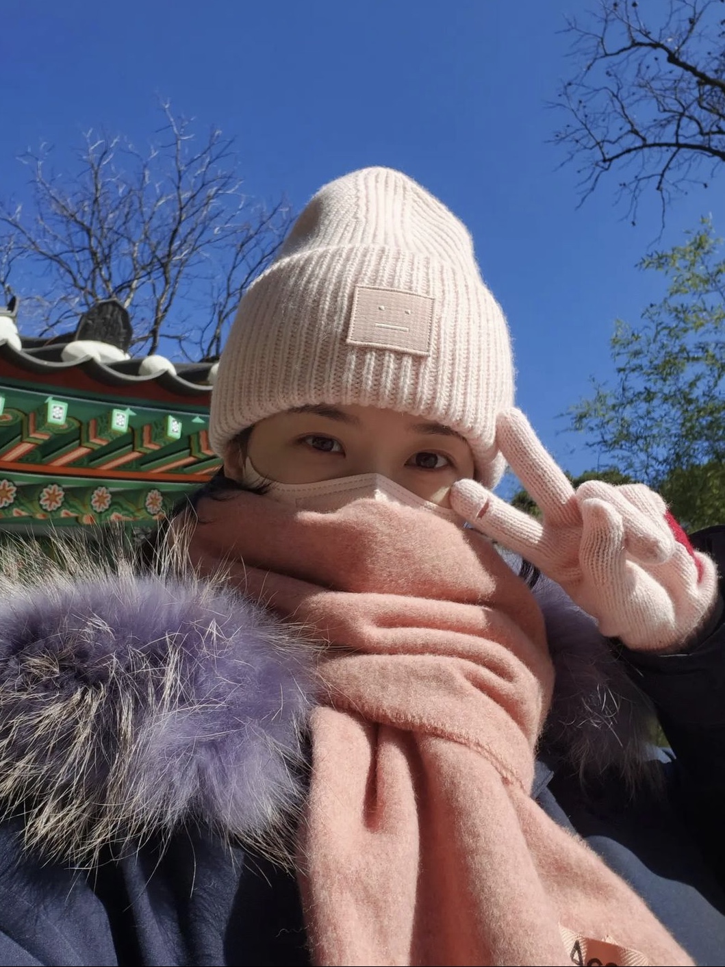 Acne Studios Large Face Logo Beanie Faded Pink Melange, Acne Studios Canada Narrow New Wool Muffler Rose Melange 착용 스타일 - 1