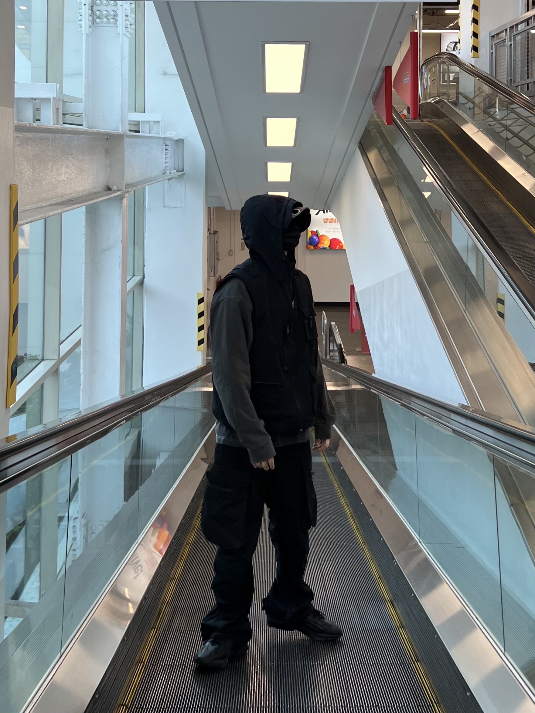 Yeezy Gap Engineered By Balenciaga Flame Cap Black, Adidas Ozweego Celox Core Black 착용 스타일 - 1