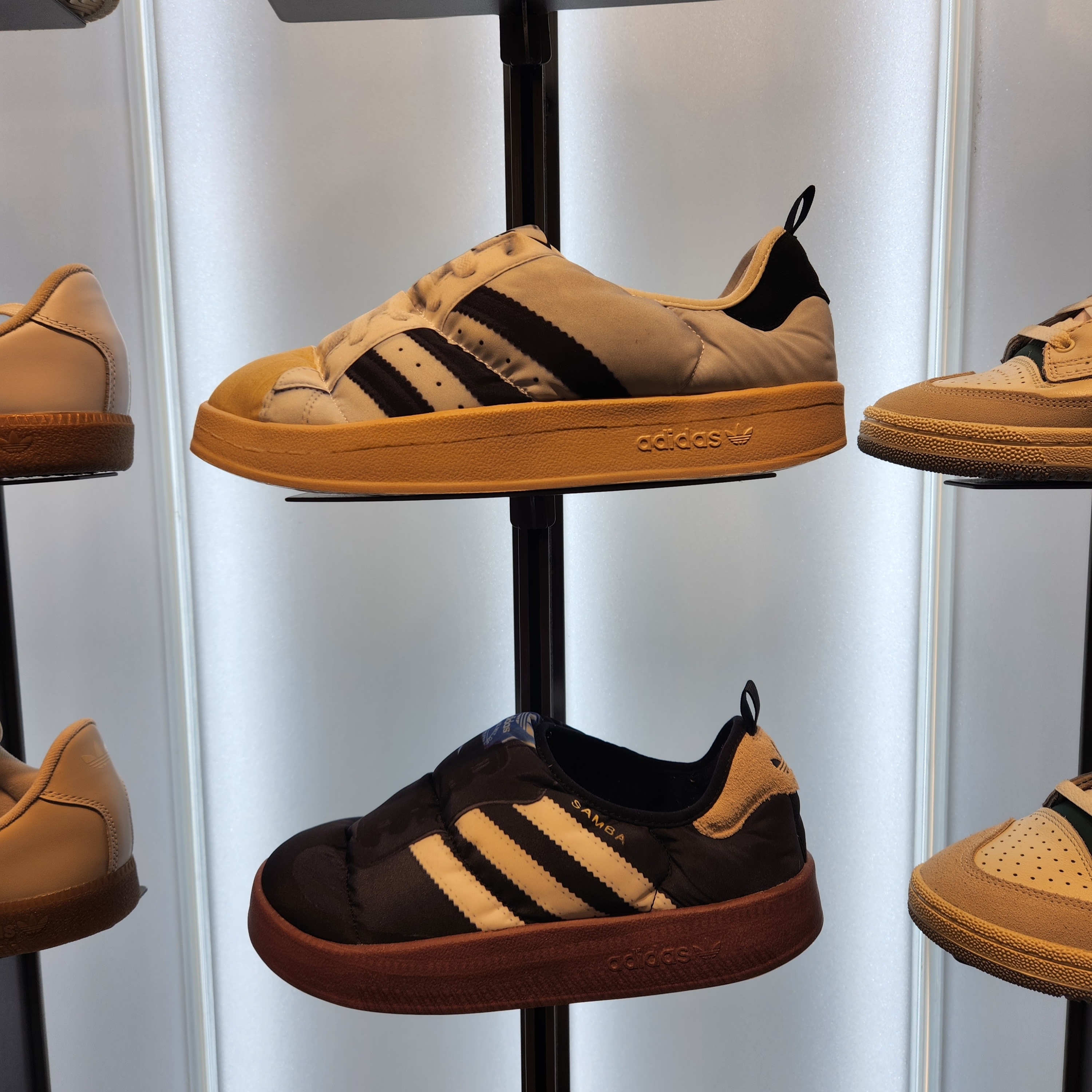 Adidas Puffylette Superstar Cloud White, Adidas Puffylette Samba Core Black 착용 스타일