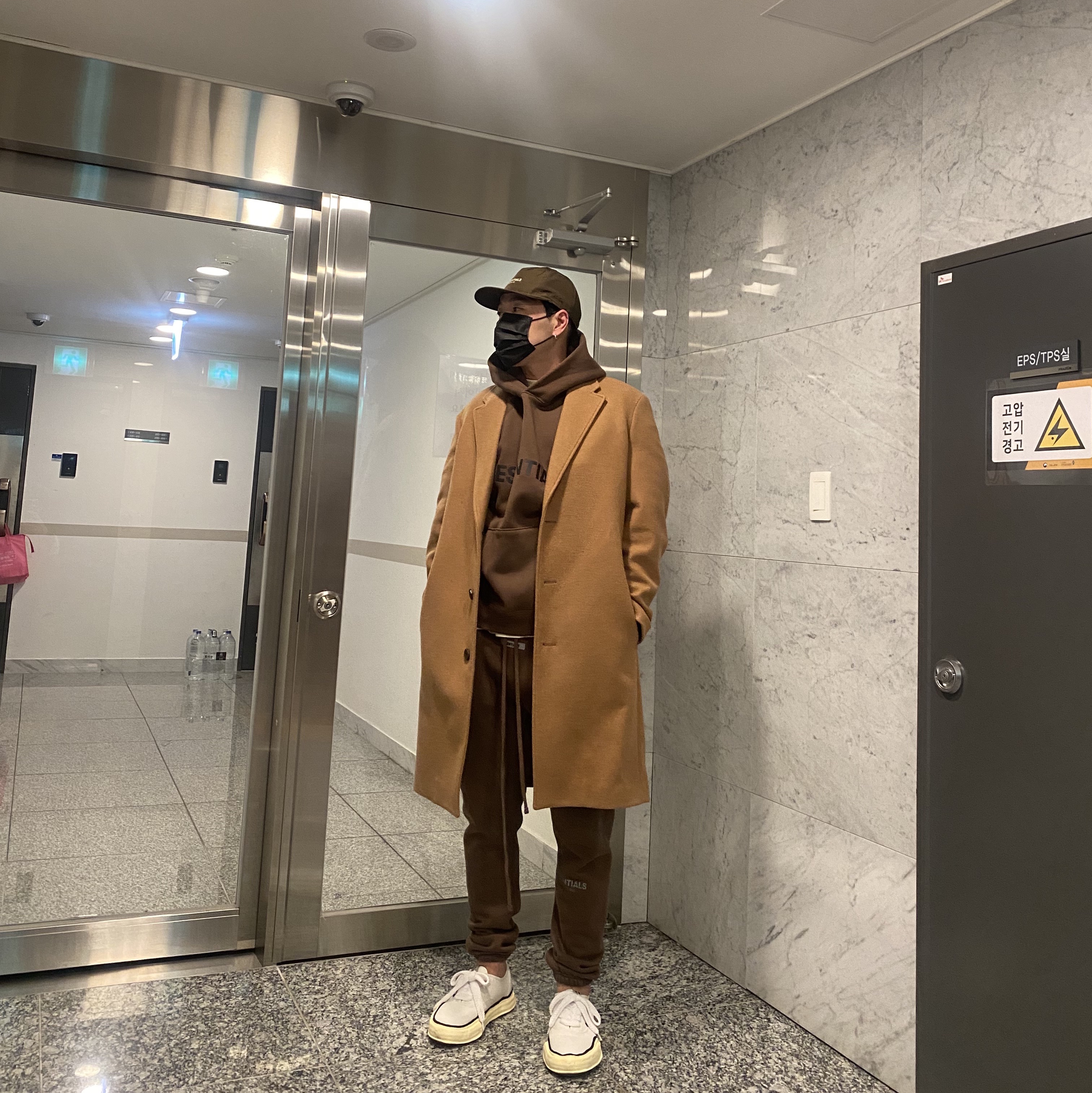 Essentials Logo Hoodie Brown/Rain Drum - Ssense Exclusive, Essentials Fleece Lounge Pants Brown/Rain Drum - Ssense Exclusive 착용 스타일