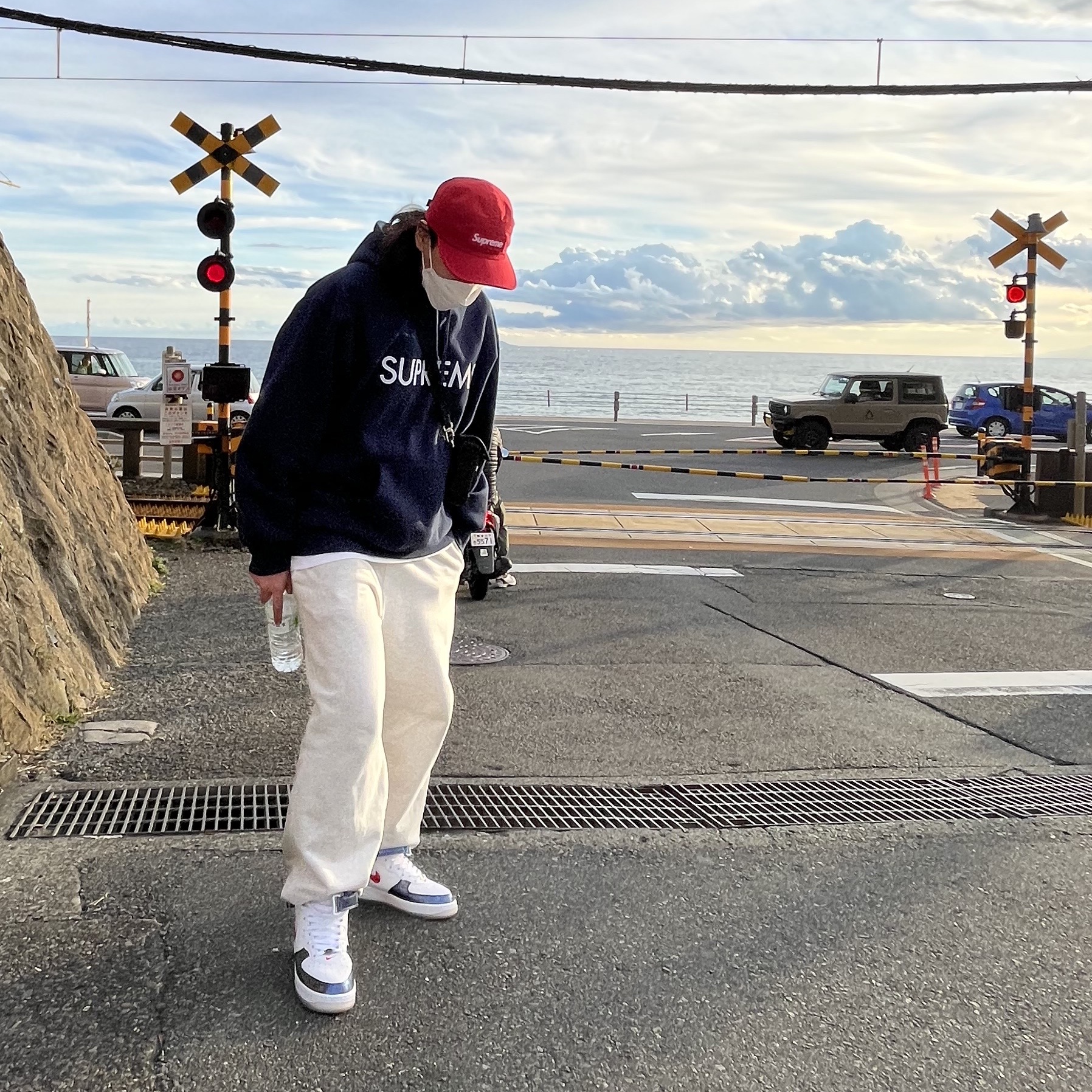 Supreme Capital Hooded Sweatshirt Navy - 22FW, Prada Re-Nylon and Leather Shoulder Bag Black 착용 스타일