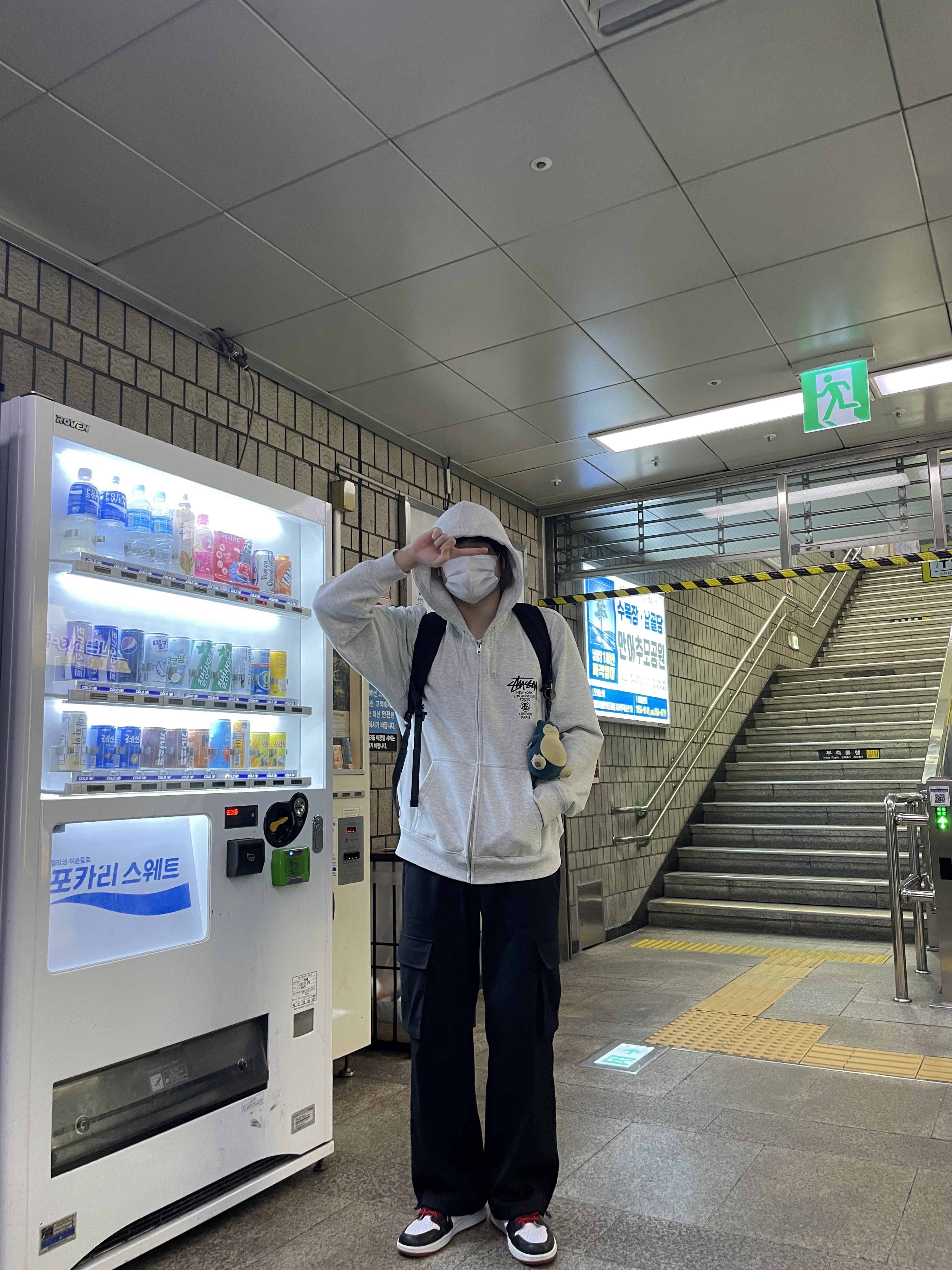 Stussy World Tour Zip Hoodie Ash Heather 2021, Jordan 1 Retro High OG Bloodline 착용 스타일