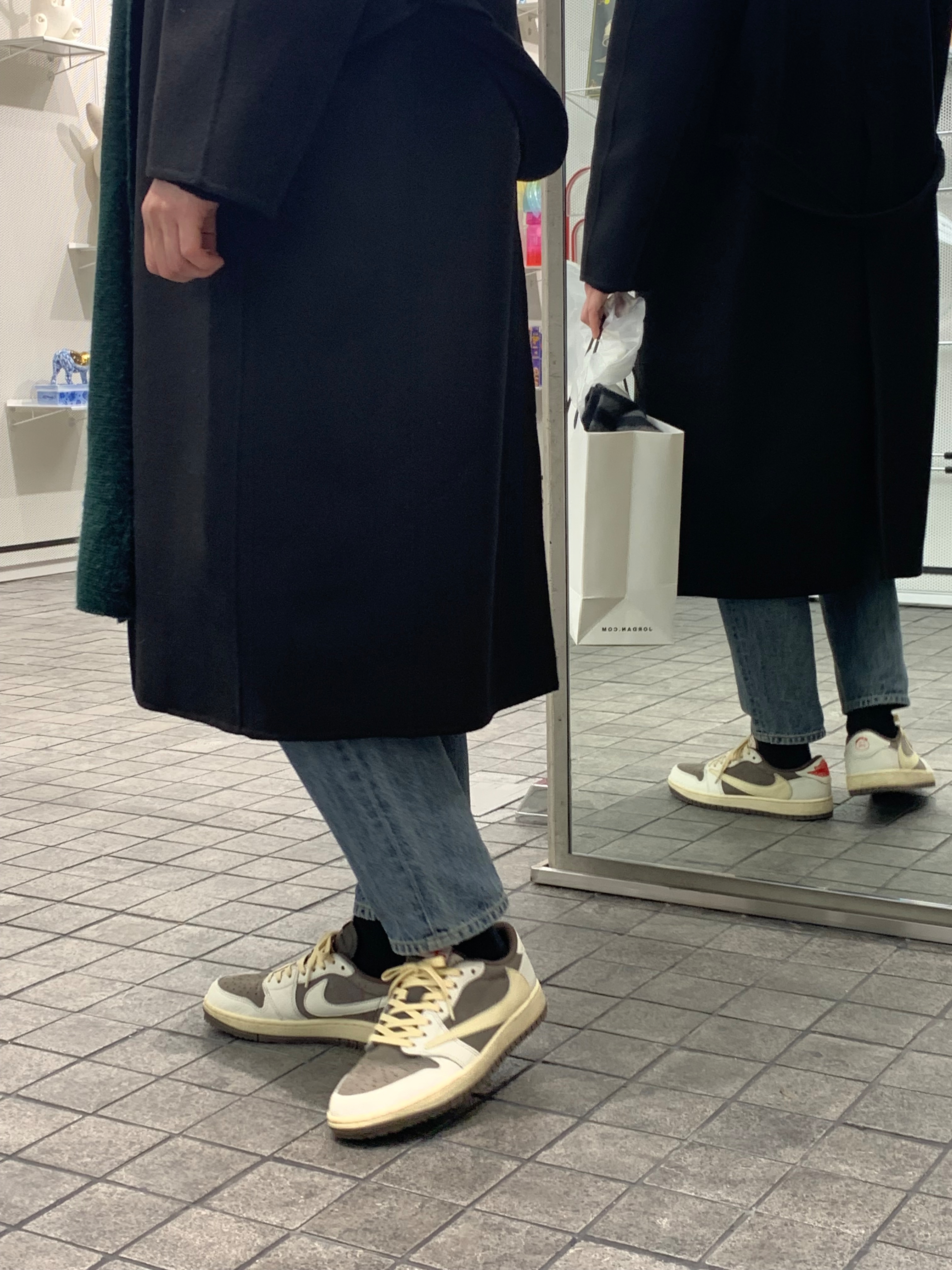 Jordan 1 x Travis Scott Retro Low OG SP Sail and Ridgerock 착용 스타일 - 2