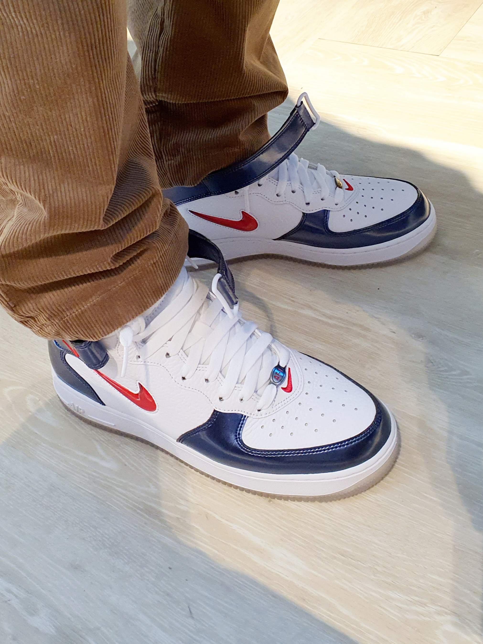 Nike Air Force 1 Mid QS University Red and Midnight Navy 착용 스타일