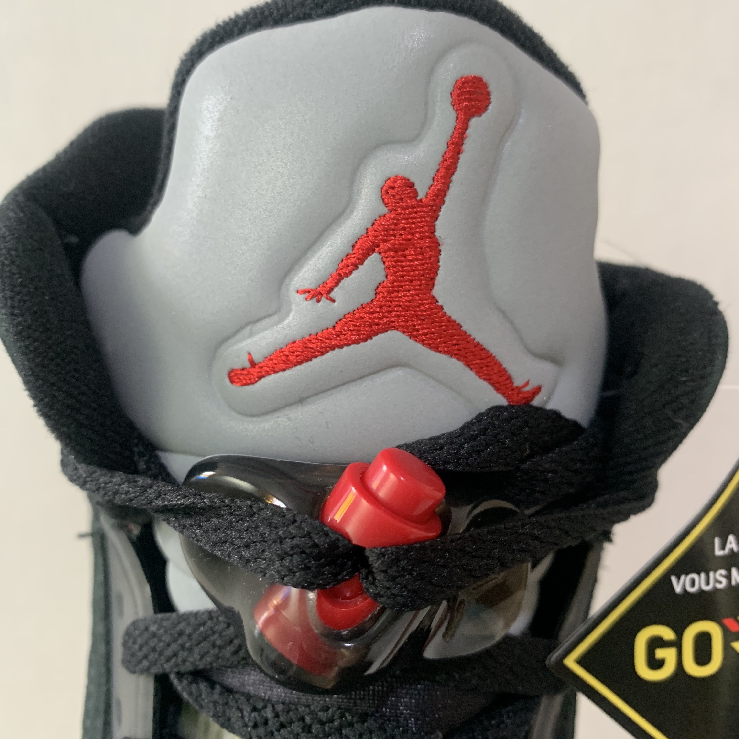 (W) Jordan 5 Retro Gore-Tex Off Noir Fire Red 착용 스타일 - 3